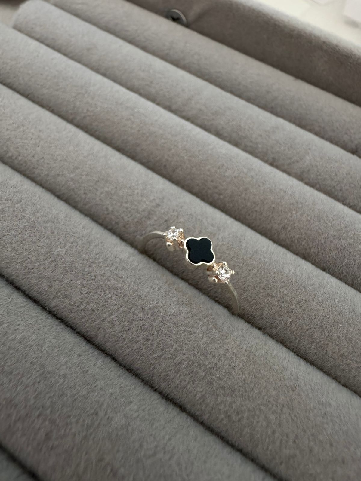 Anel Van Cleef Com Detalhe na Zircônia 