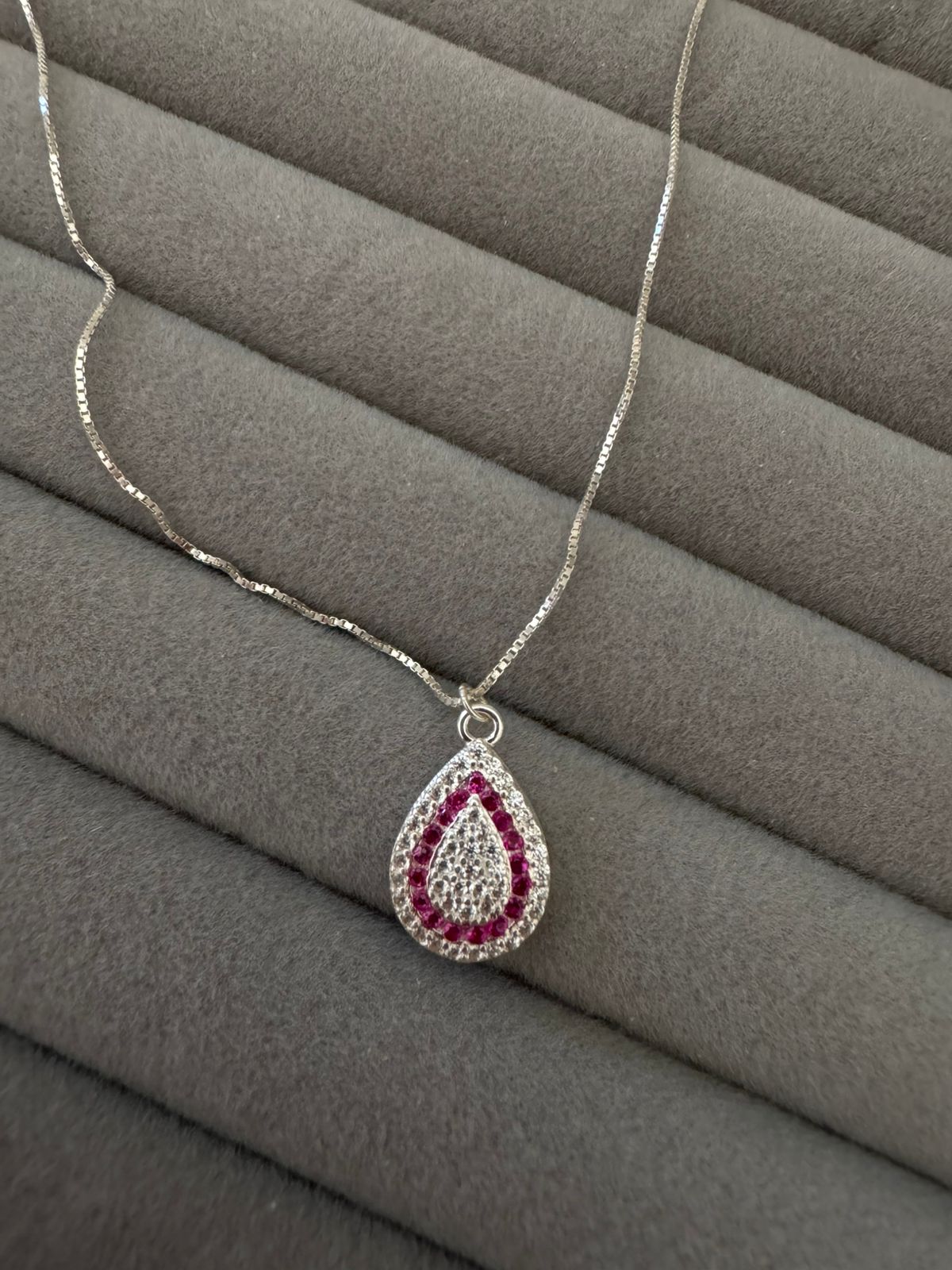 Colar com Pingente Gota Cravejada Rosa 