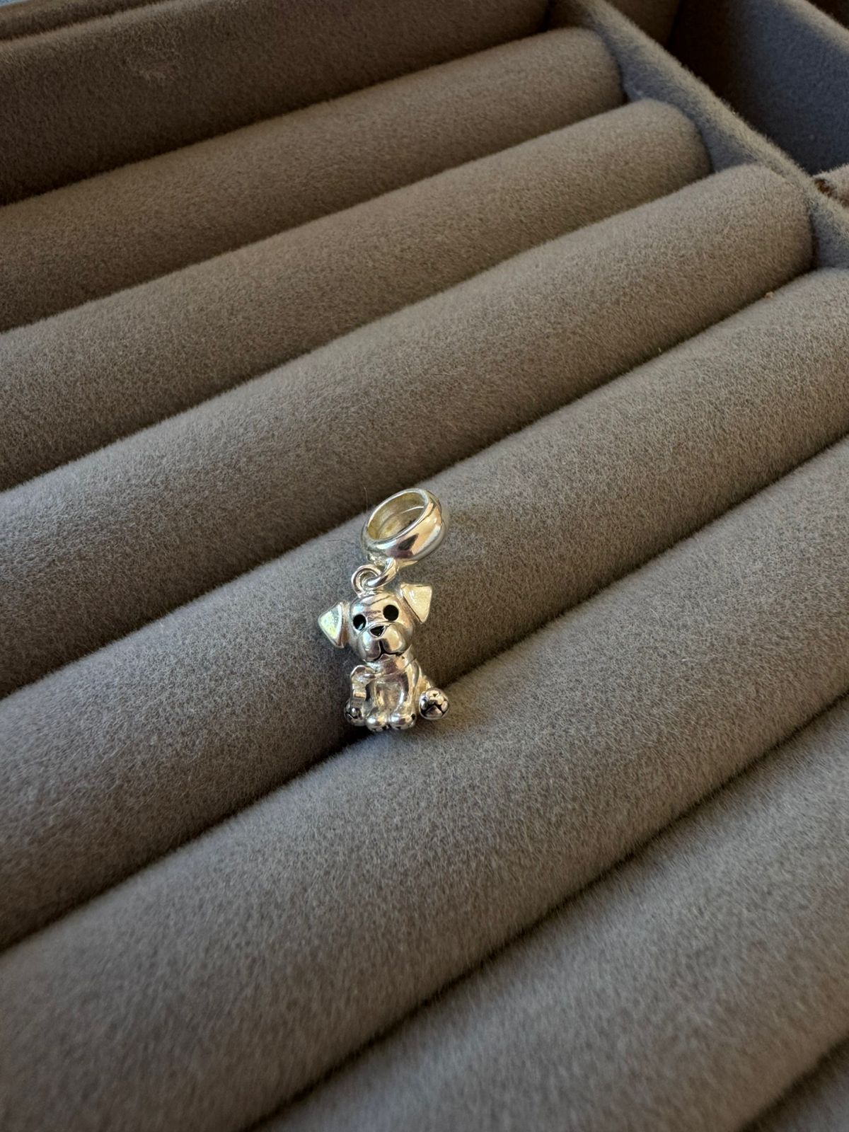 Berloque Cachorrinho Liso de Prata