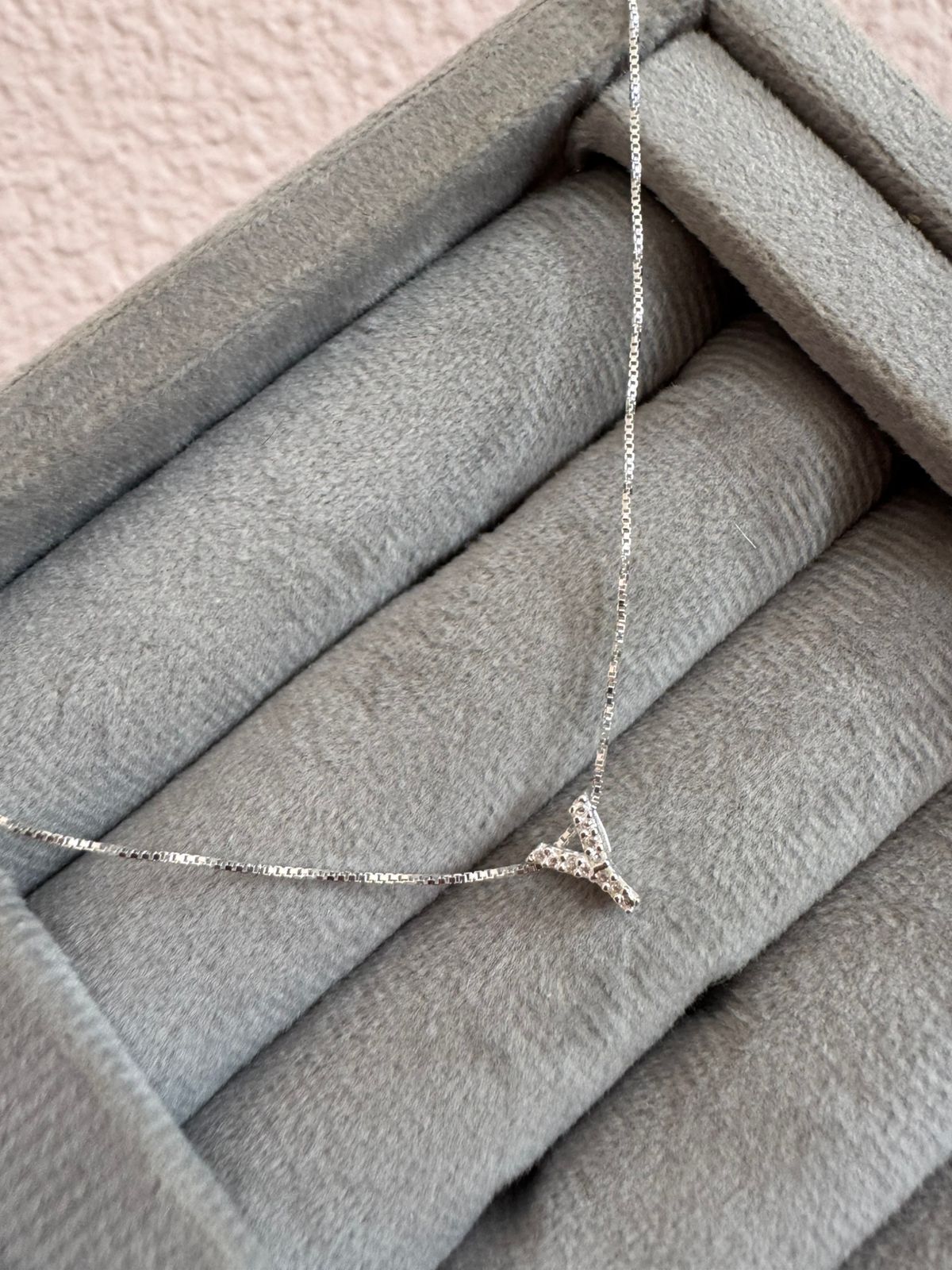 Colar com Pingente Inicial Cravejado 