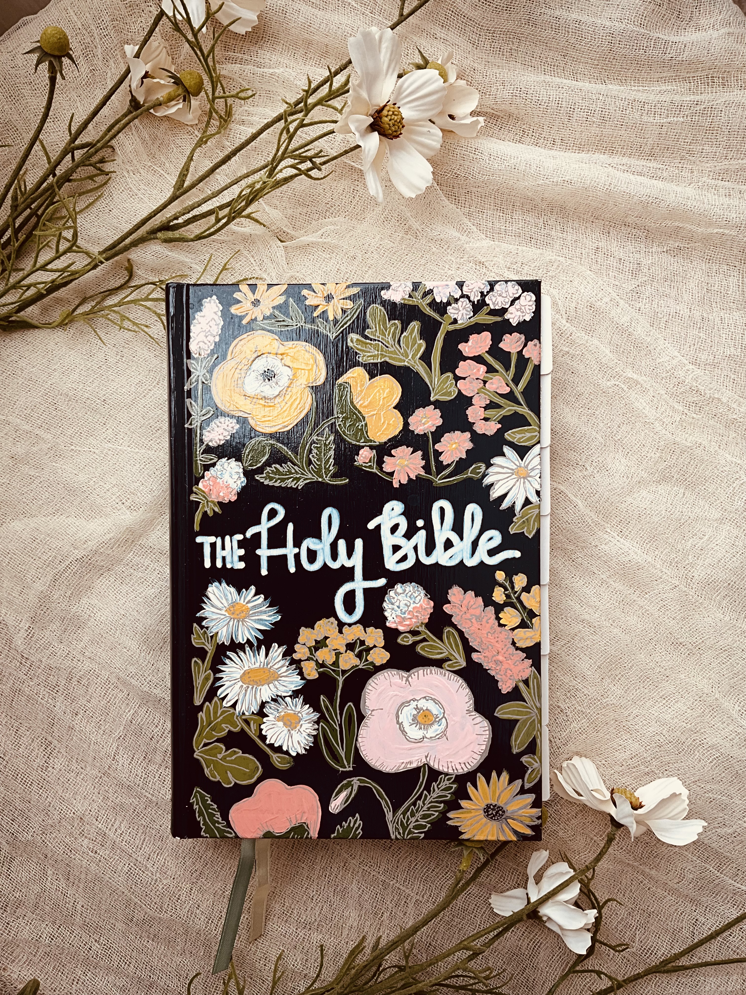 Floral Hand-Painted Holy Bible (CSB In-Courage Women’s Devotional Bible)