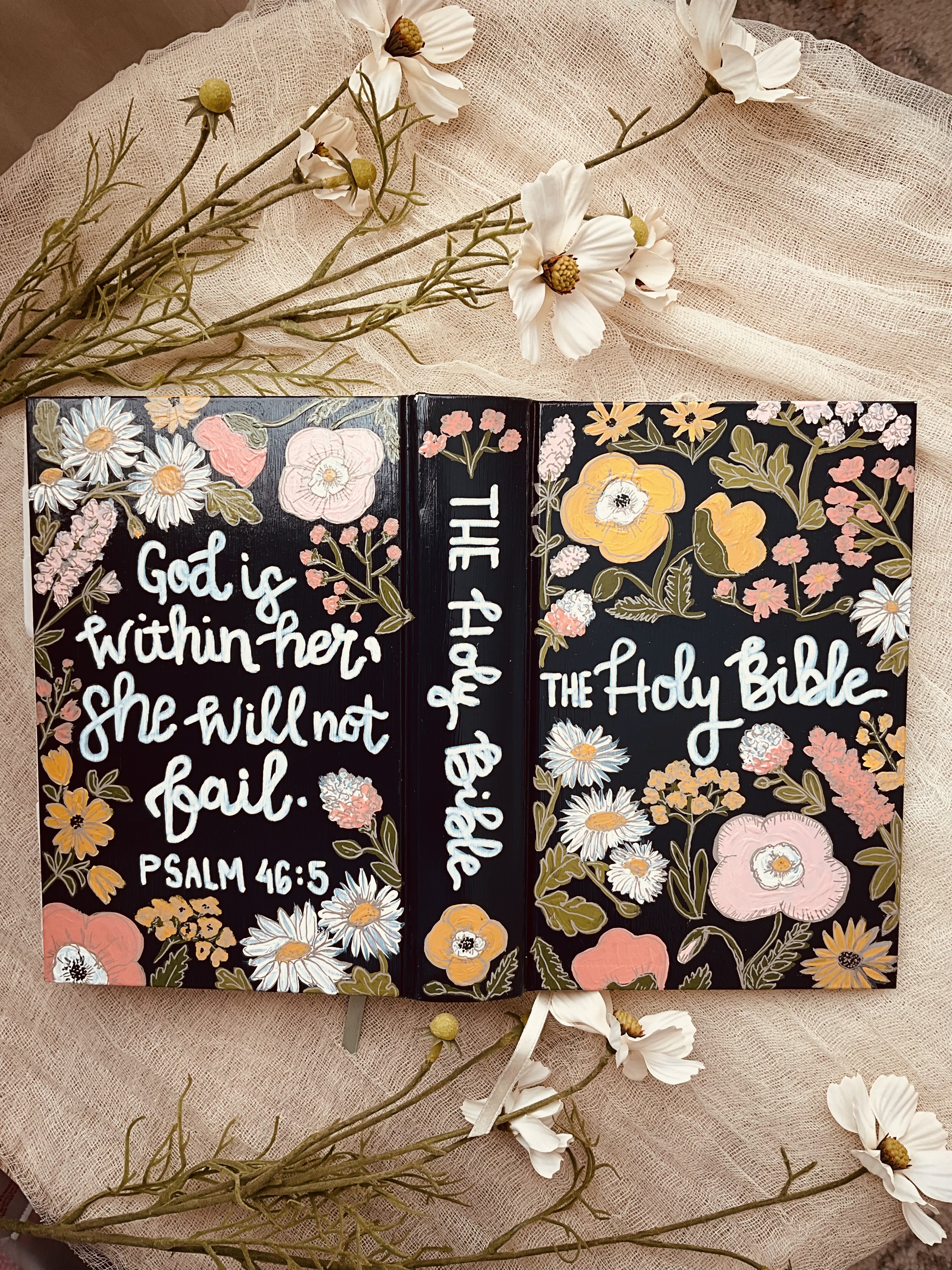 Floral Hand-Painted Holy Bible (CSB In-Courage Women’s Devotional Bible)