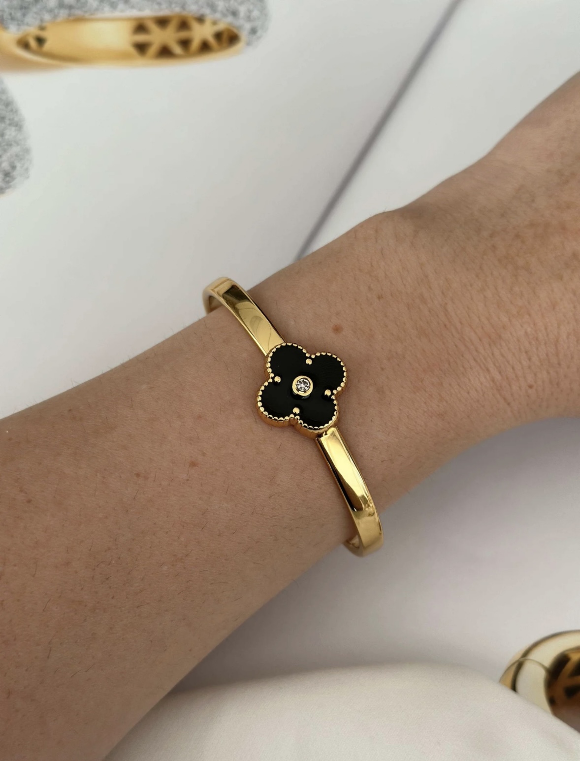 Pulseira Flor Dourada com Pedra Preta