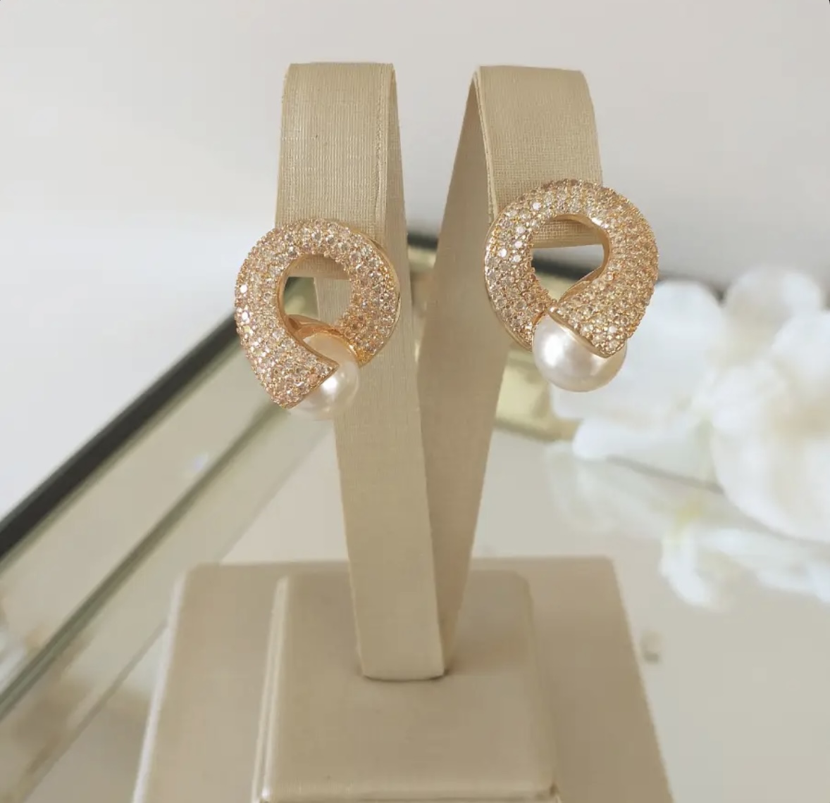 Brinco Elegante com Pérola