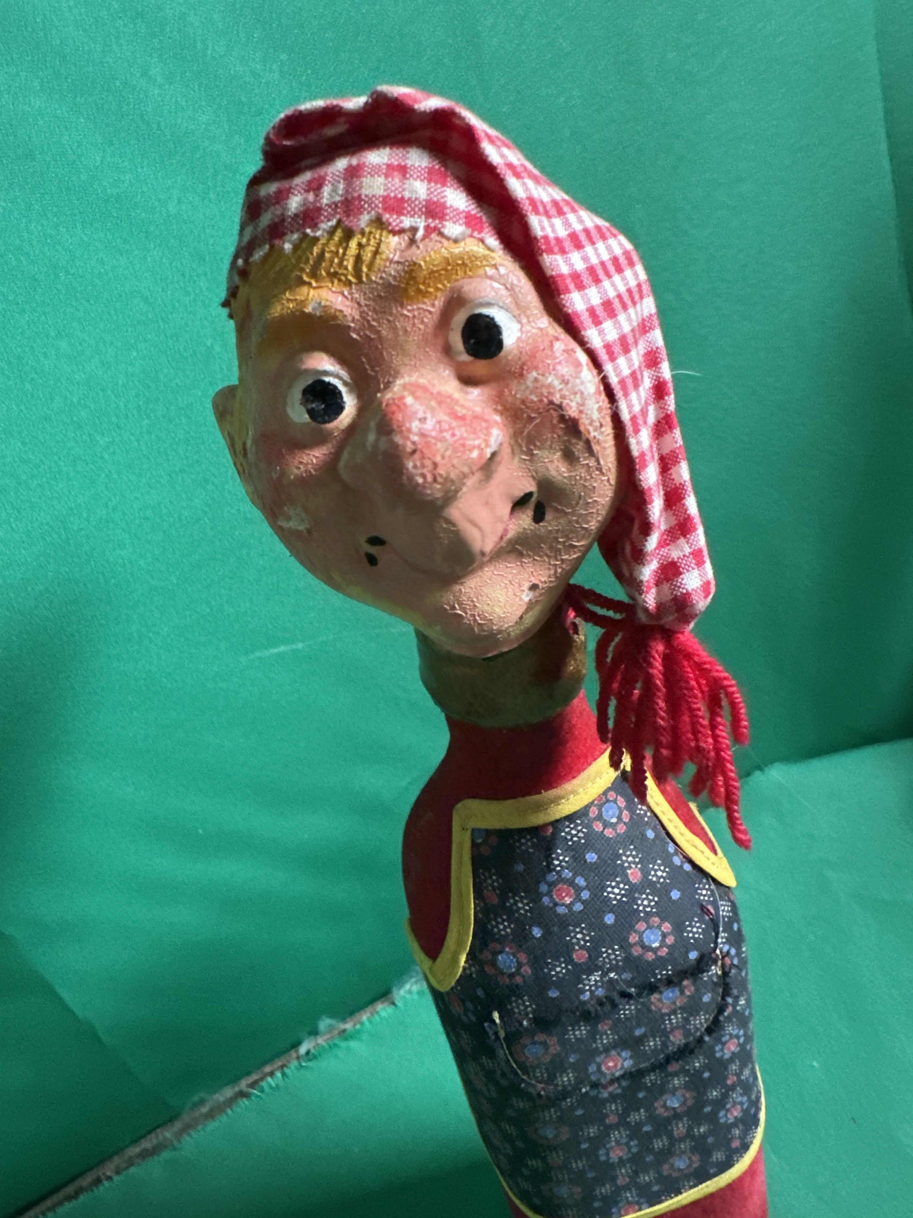 Cache‑bouteille « Gnafron de Guignol », plâtre peint et feutrine, travail artisanal français, vers 1960