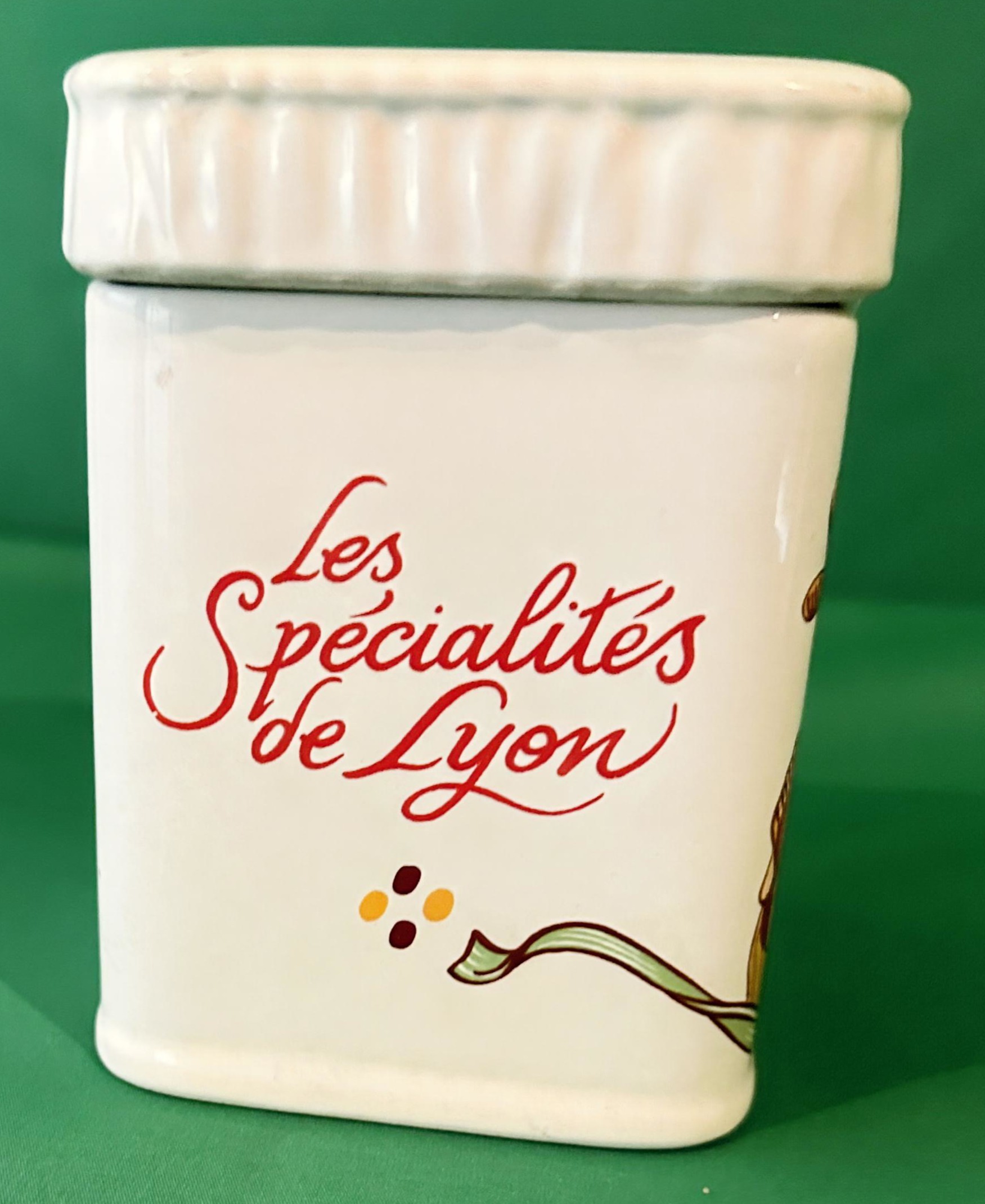 pot en ceramique 'Les Specialités de Lyon'
