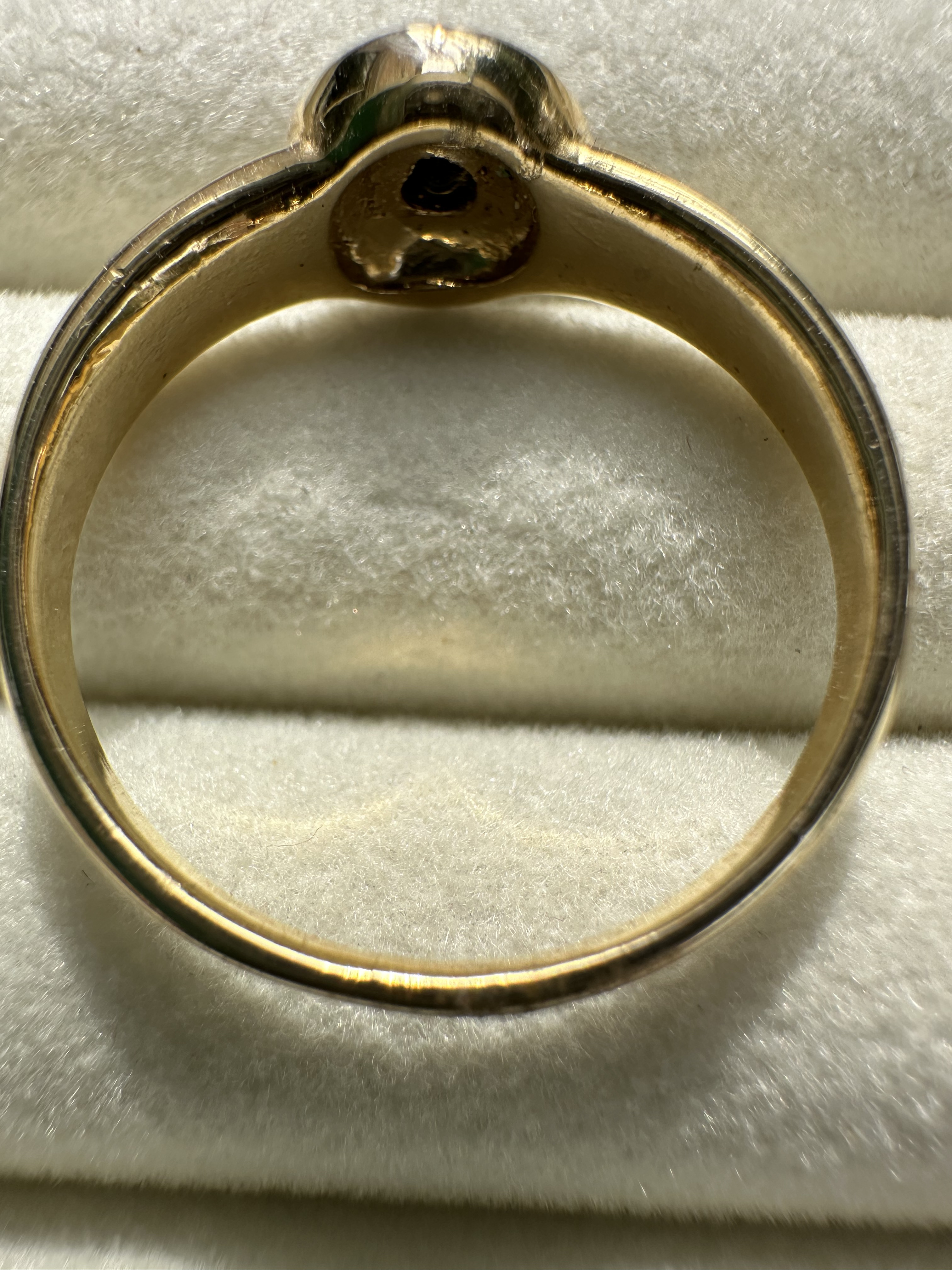 Bague en or avec pierre noire