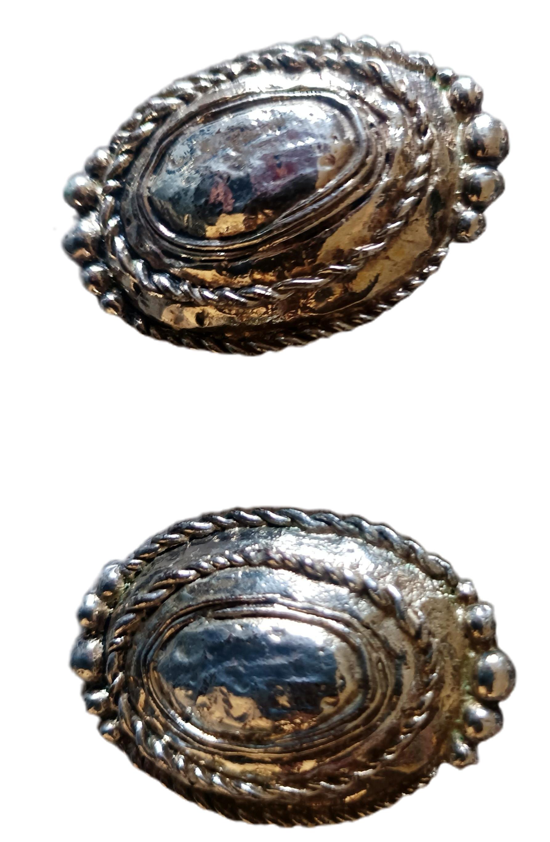 Boucles d'oreilles anciennes en métal argenté