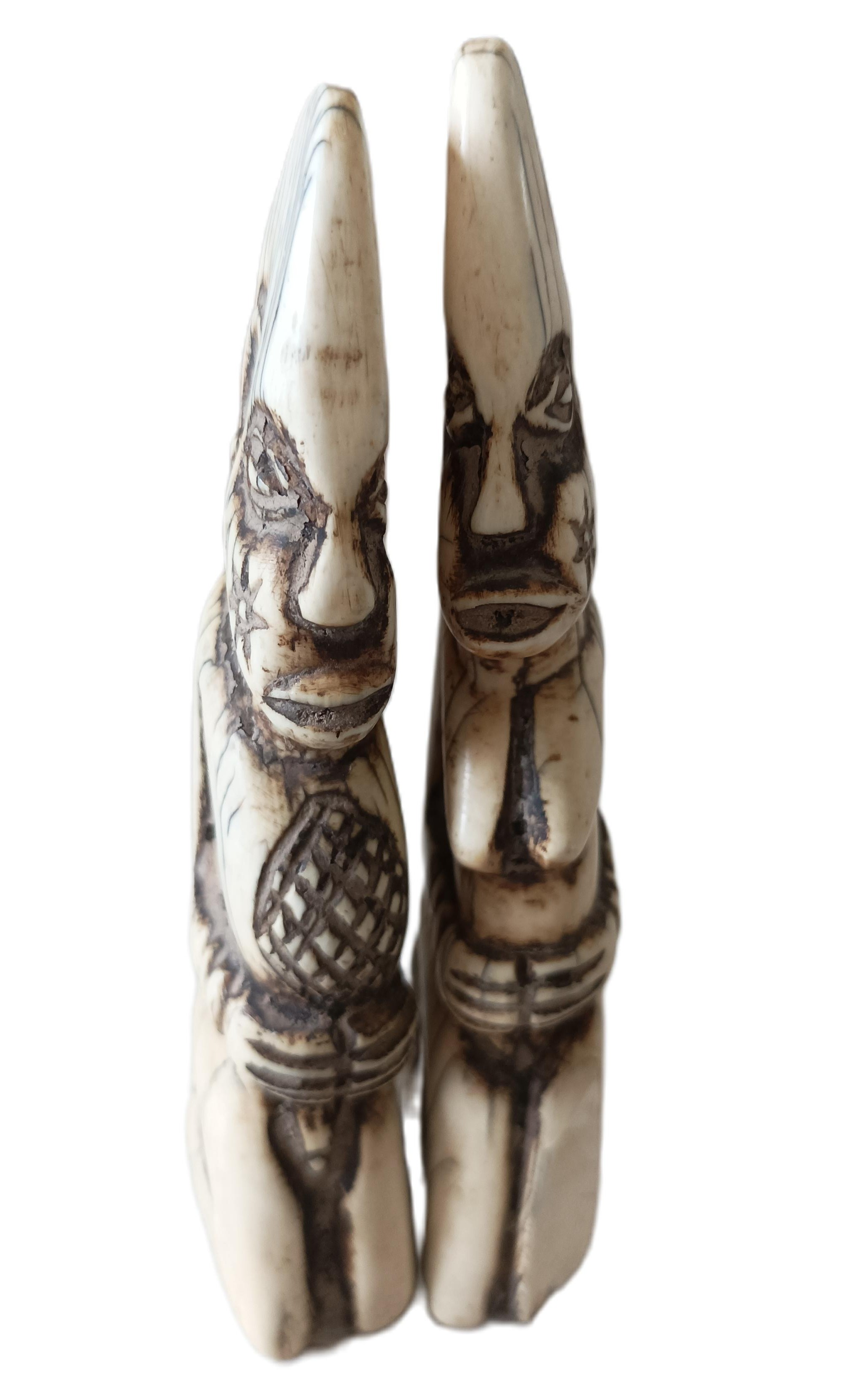 Figurines tribales en os sculpté