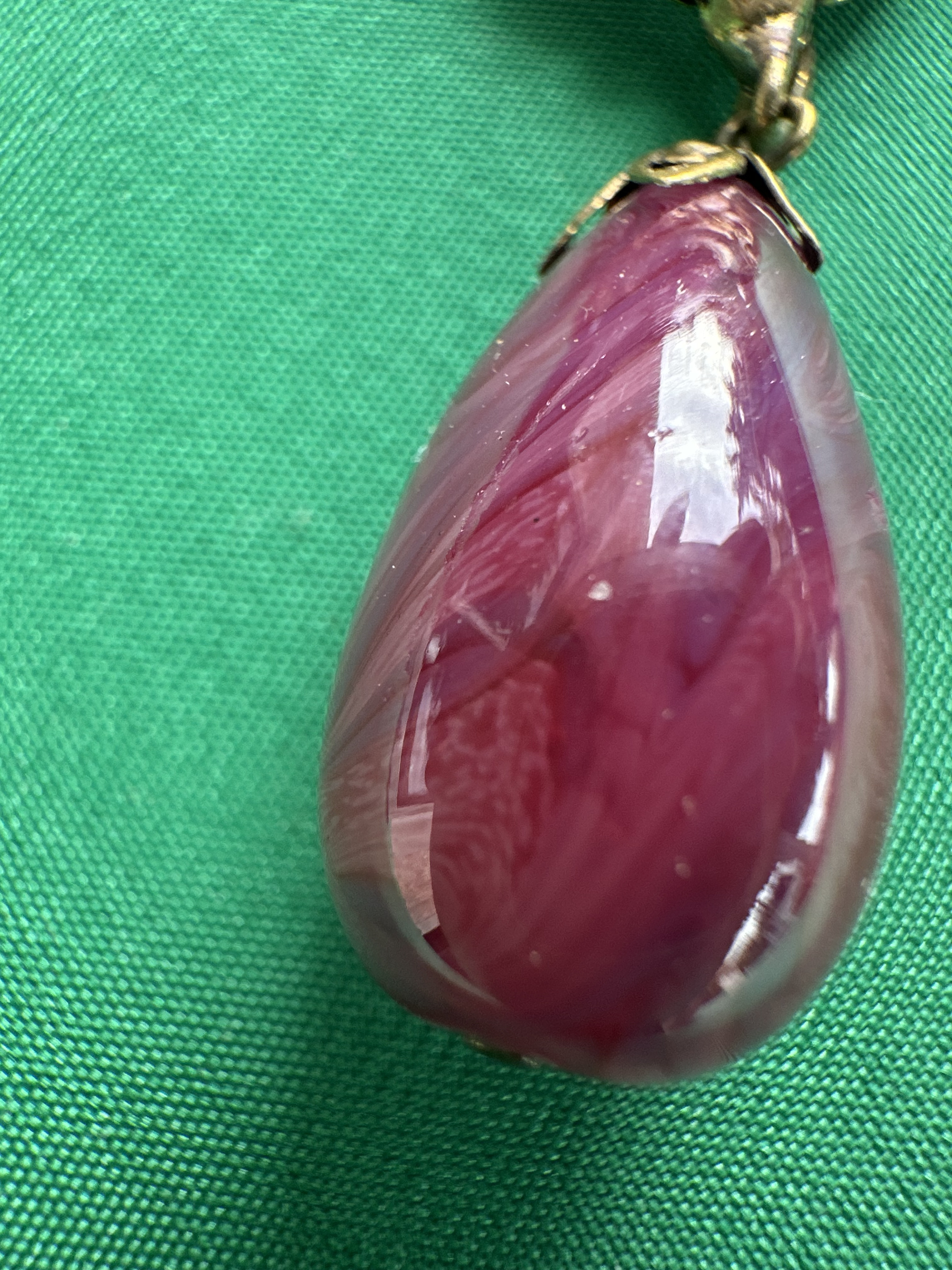 Broche vintage dorée avec pierres violettes
