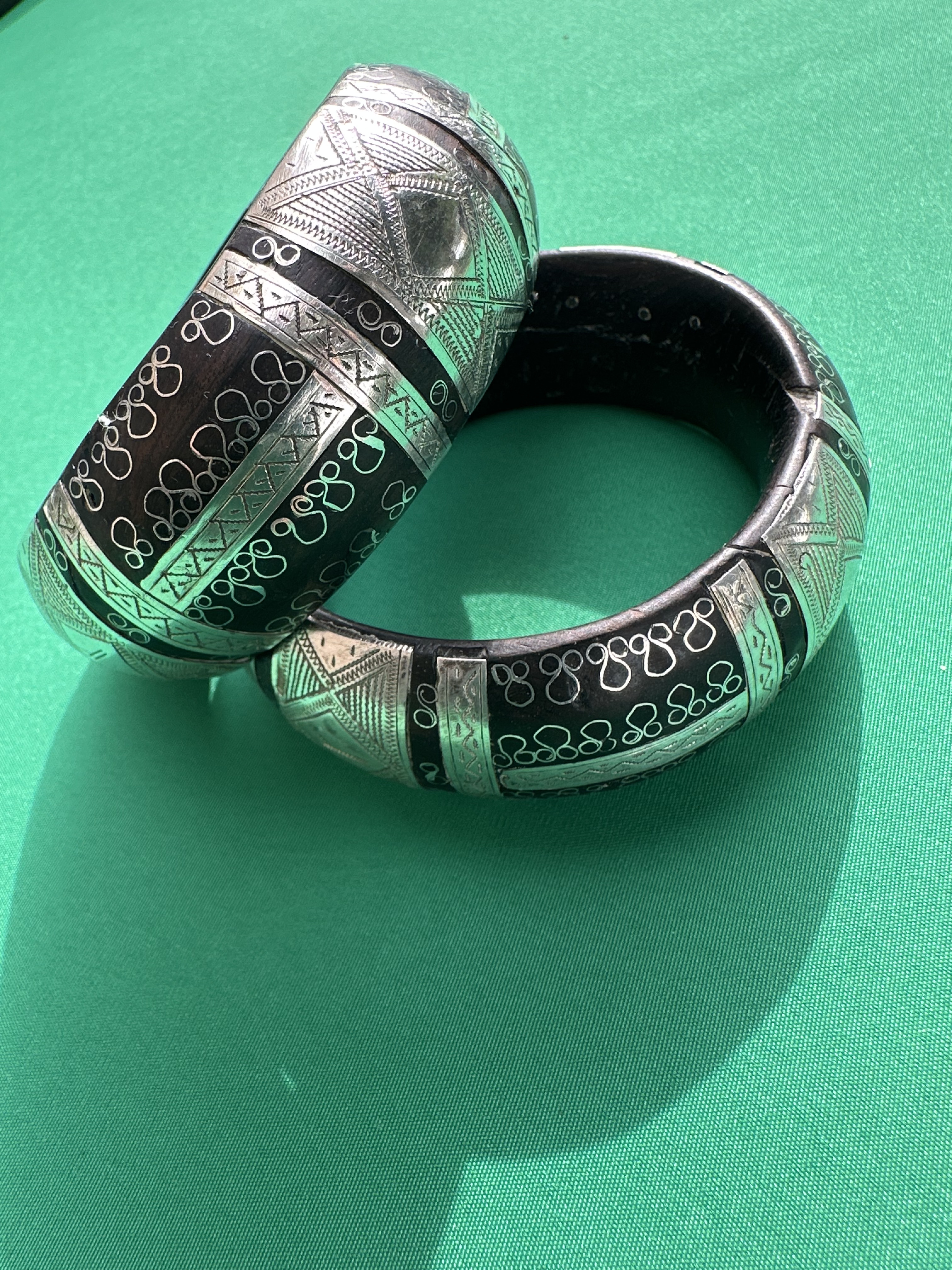 Bracelets en bois et métal gravé