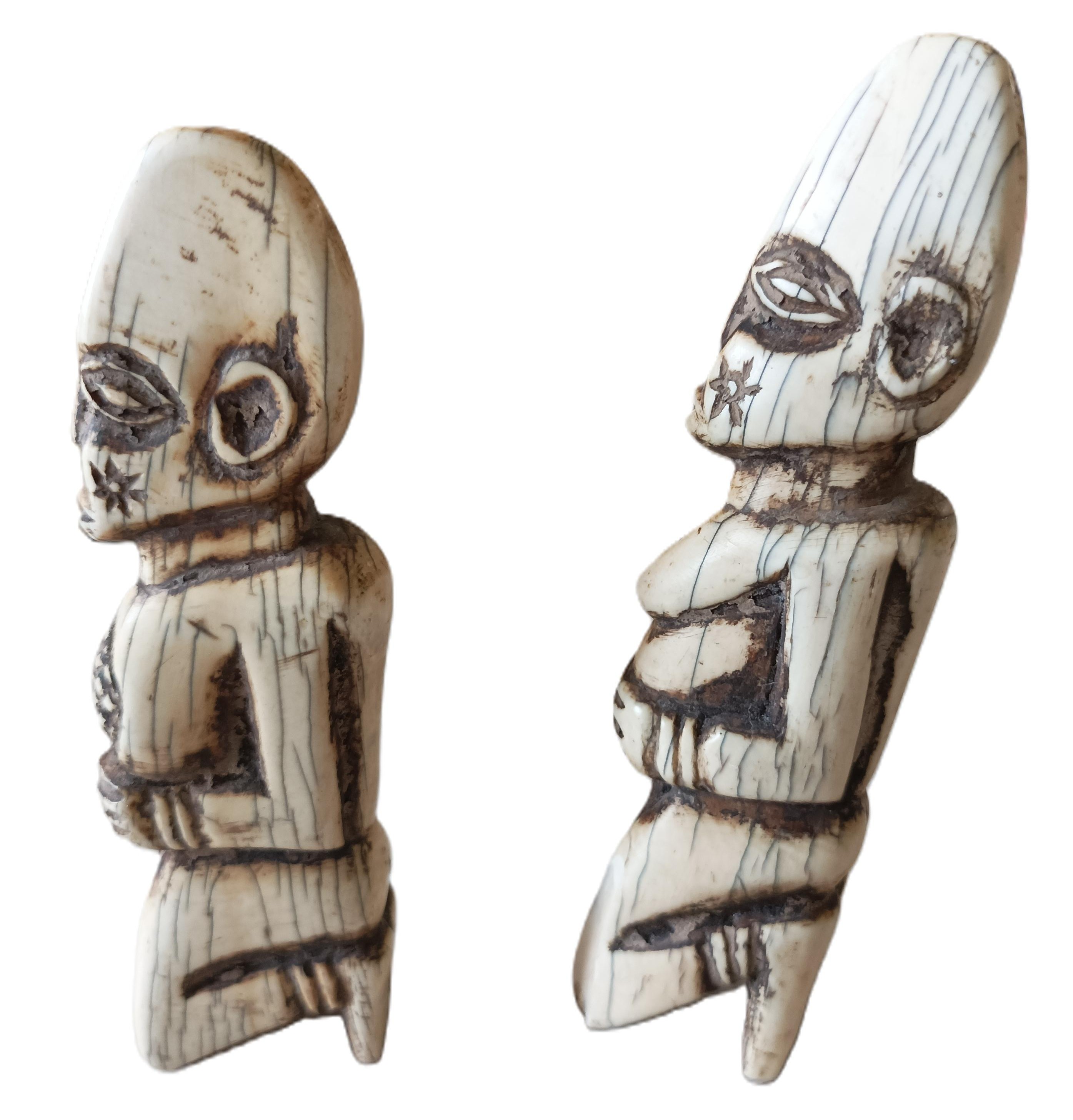Figurines tribales en os sculpté
