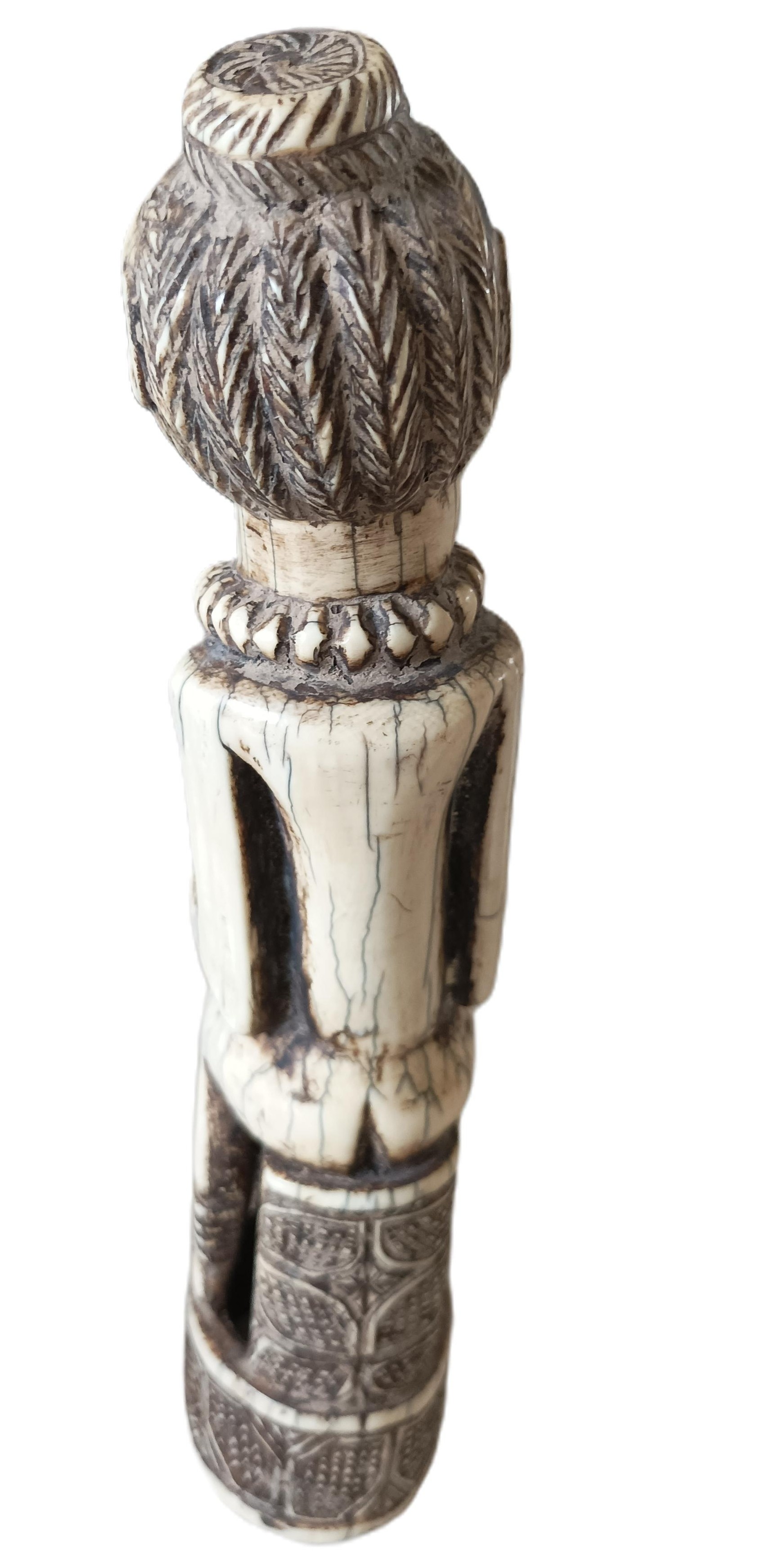 Corne tribale africaine sculptée