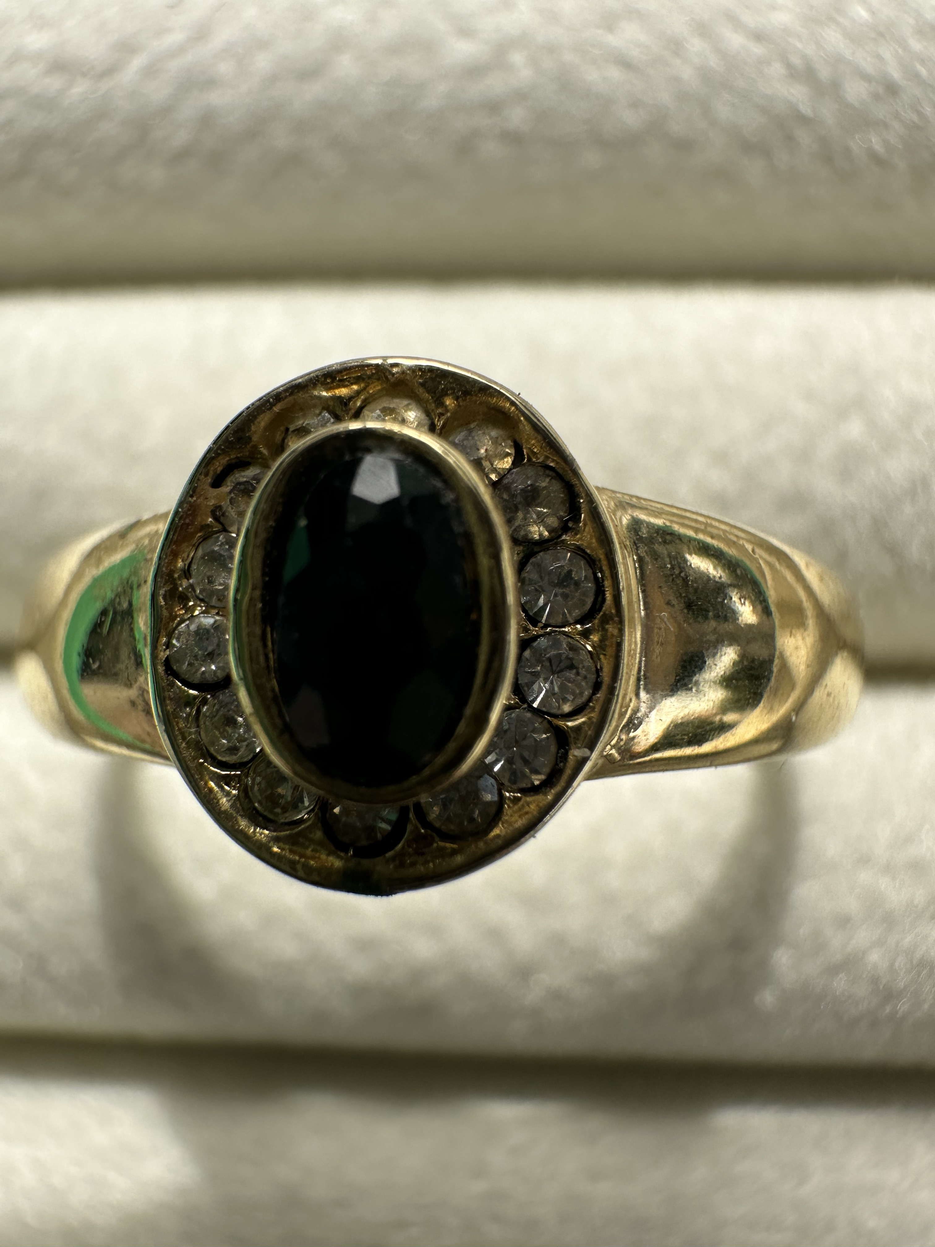 Bague en or avec pierre noire