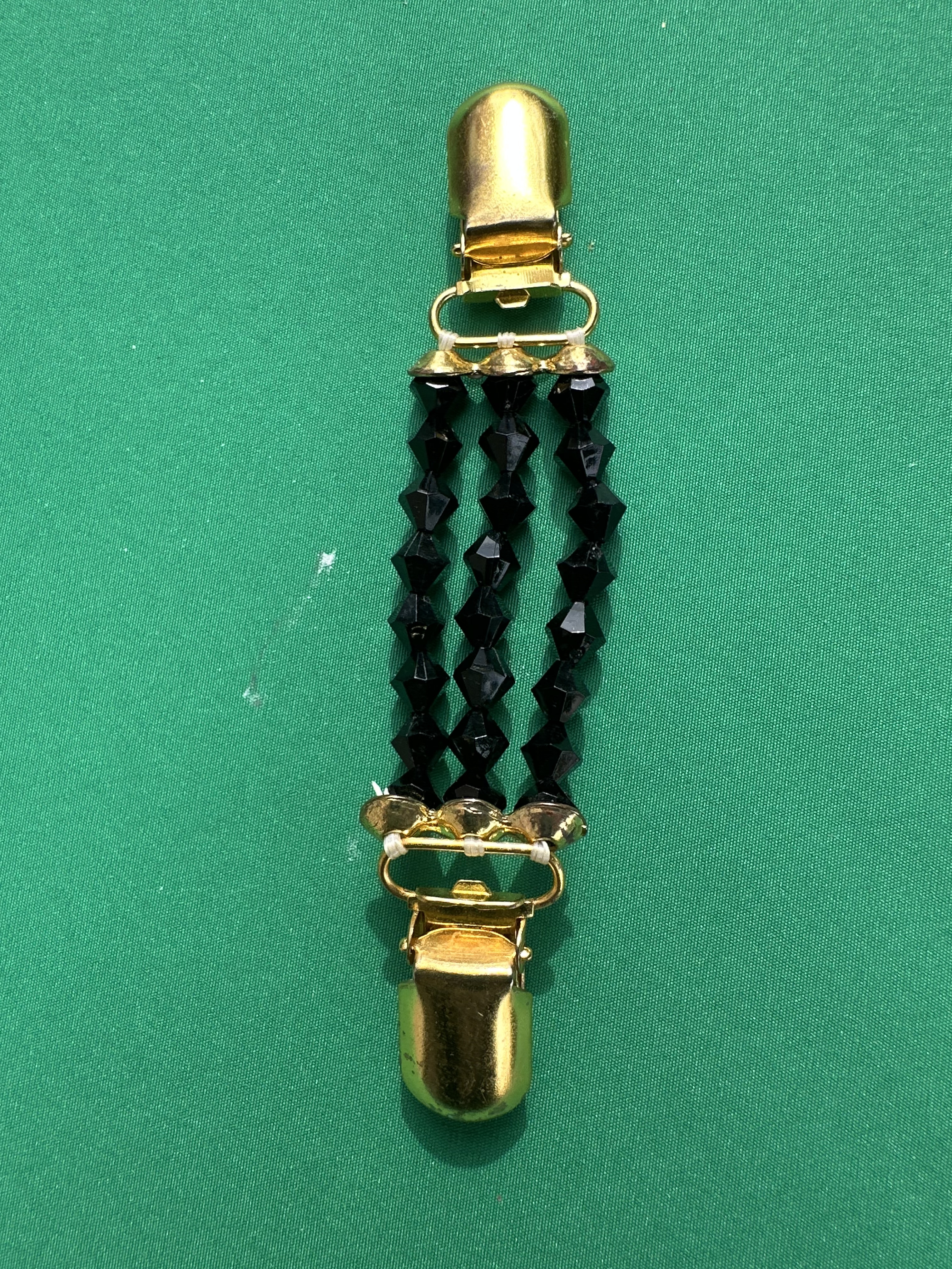 Clip de châle doré et perles noires