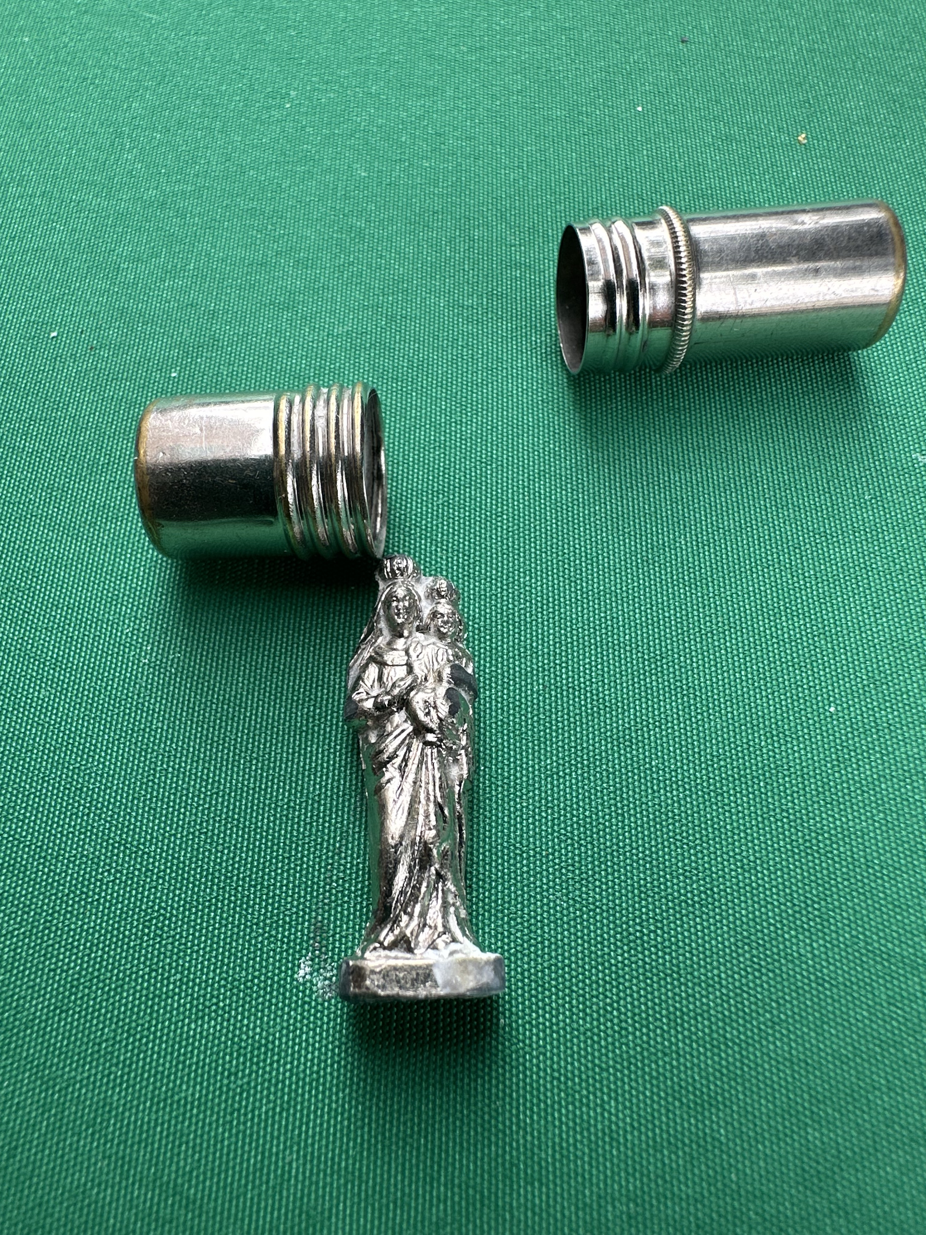 Capsule religieuse en métal