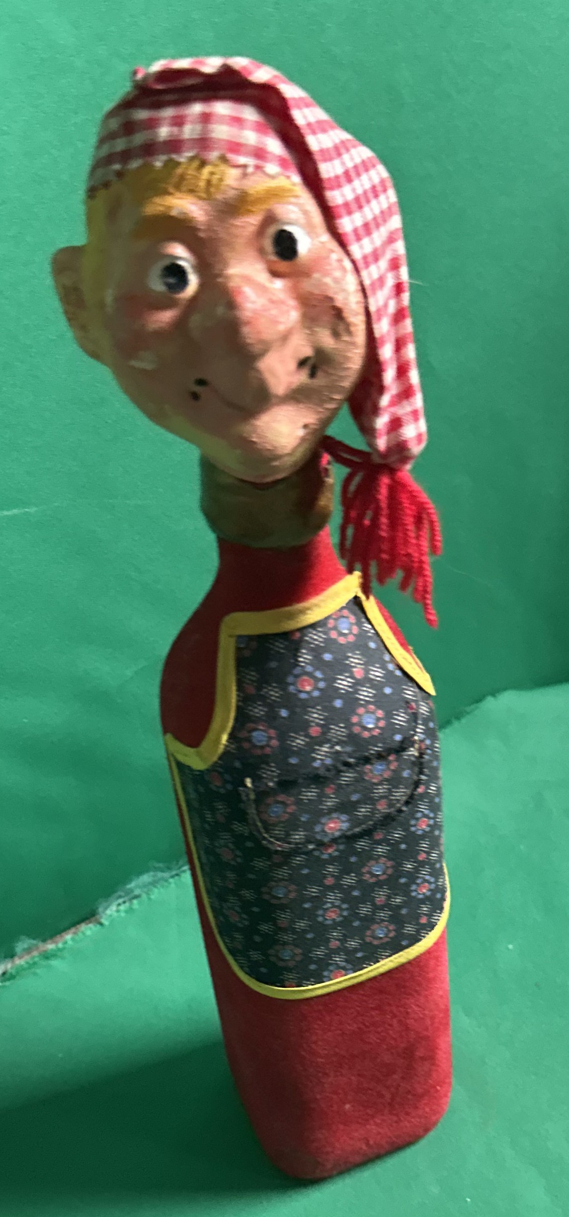 Cache‑bouteille « Gnafron de Guignol », plâtre peint et feutrine, travail artisanal français, vers 1960