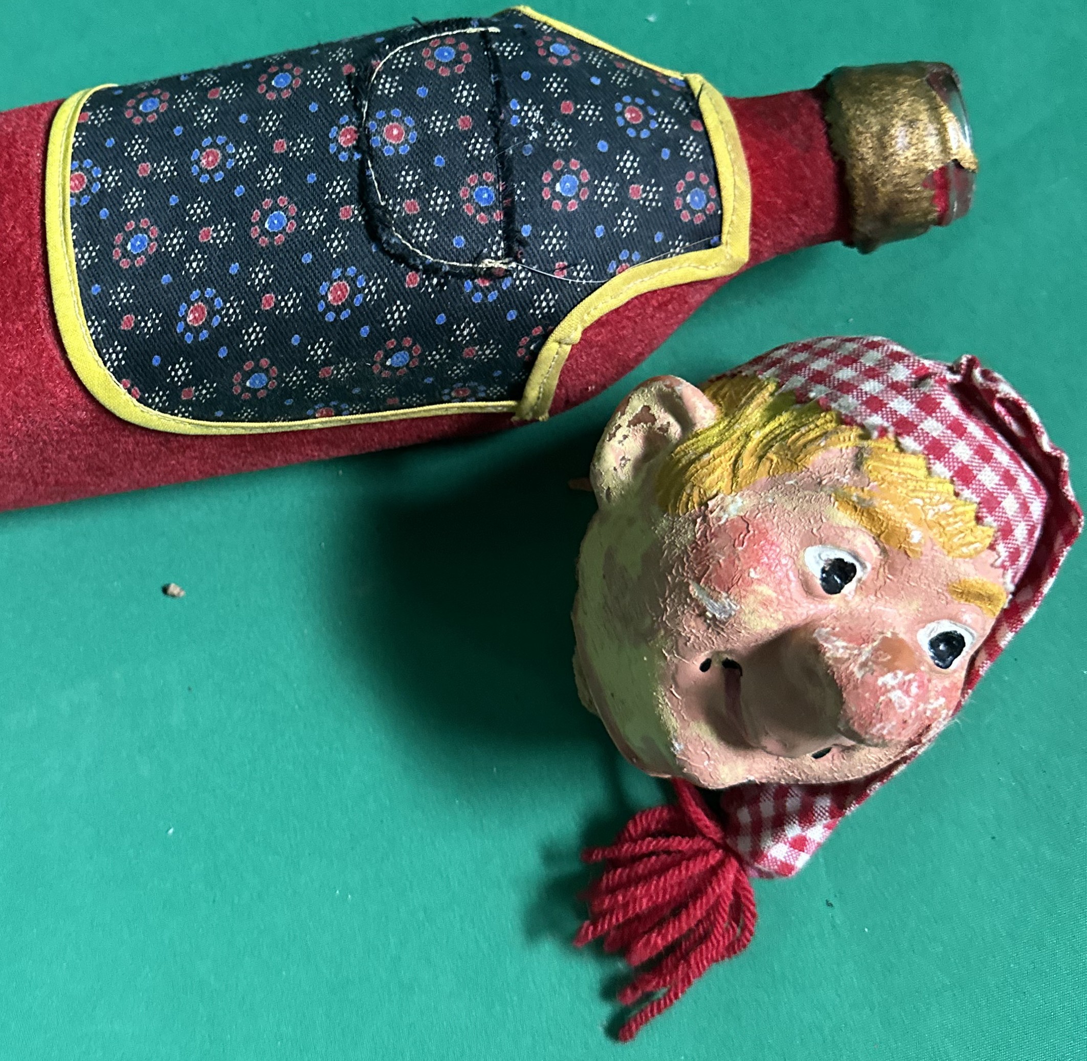 Cache‑bouteille « Gnafron de Guignol », plâtre peint et feutrine, travail artisanal français, vers 1960