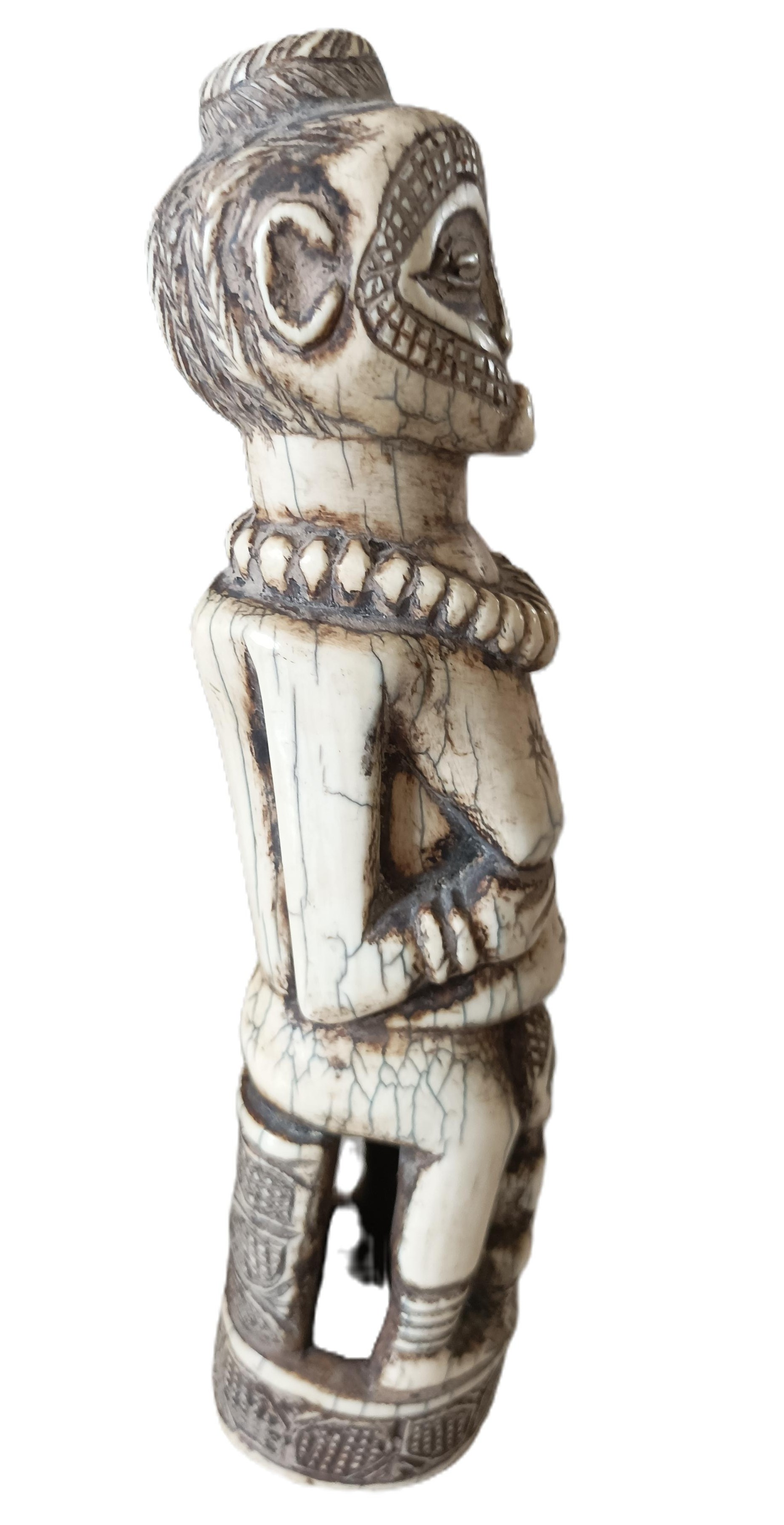 Corne tribale africaine sculptée