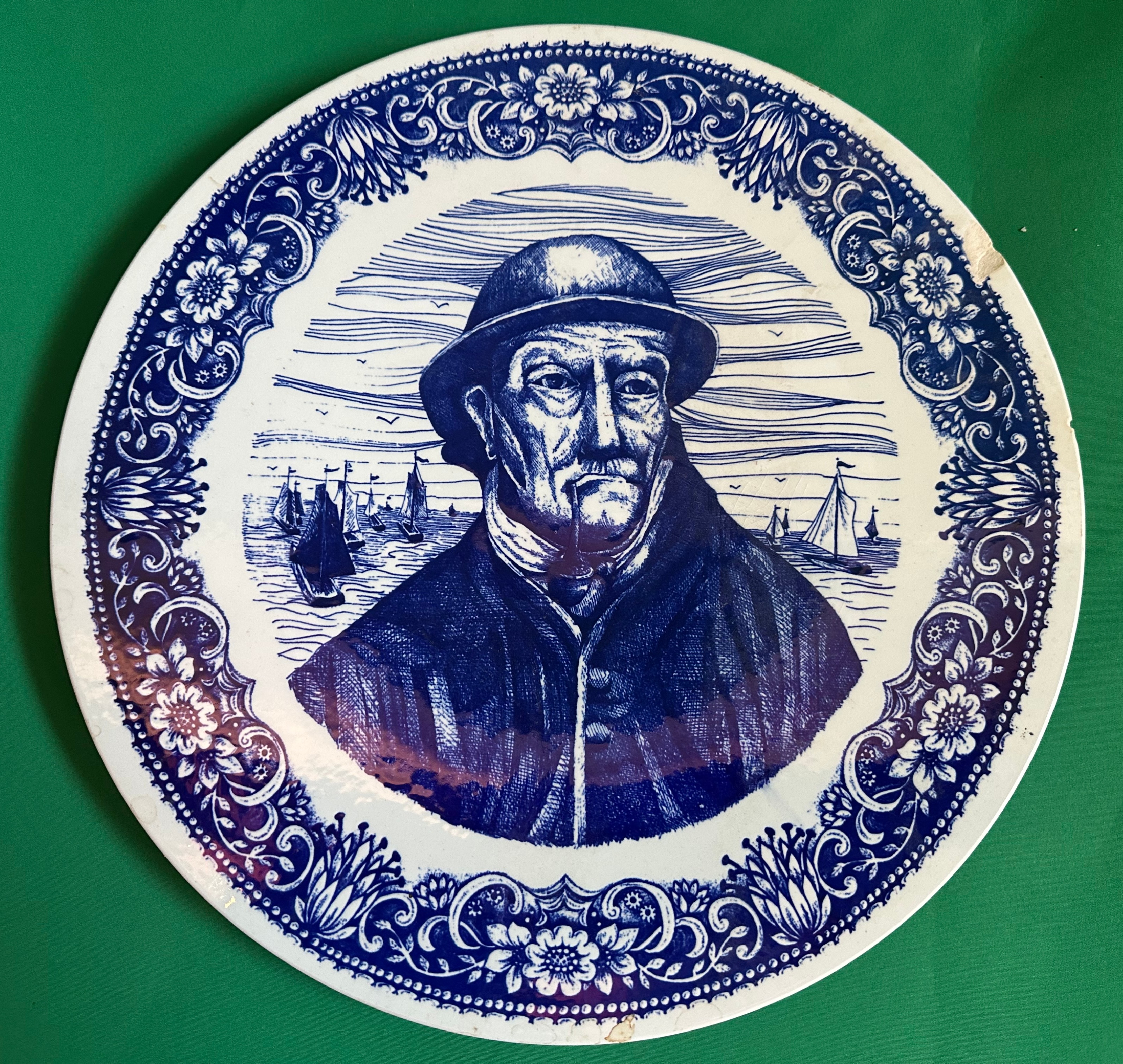 Assiette décorative marine en faïence bleue