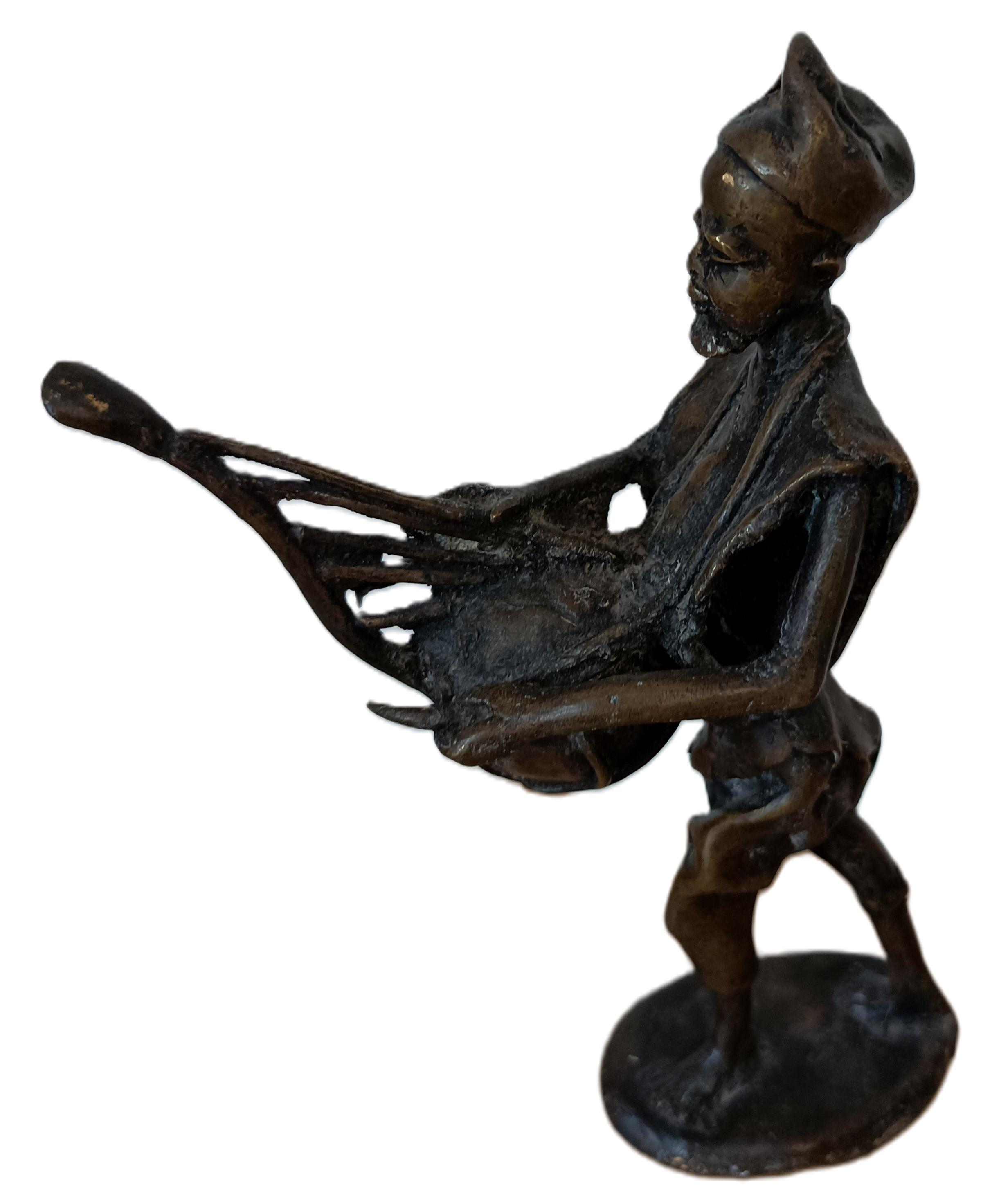 Statuette en bronze d'homme avec instrument