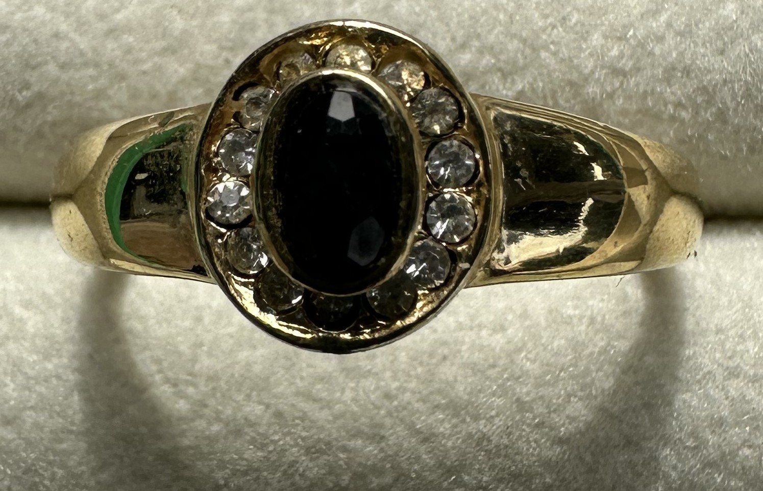 Bague en or avec pierre noire