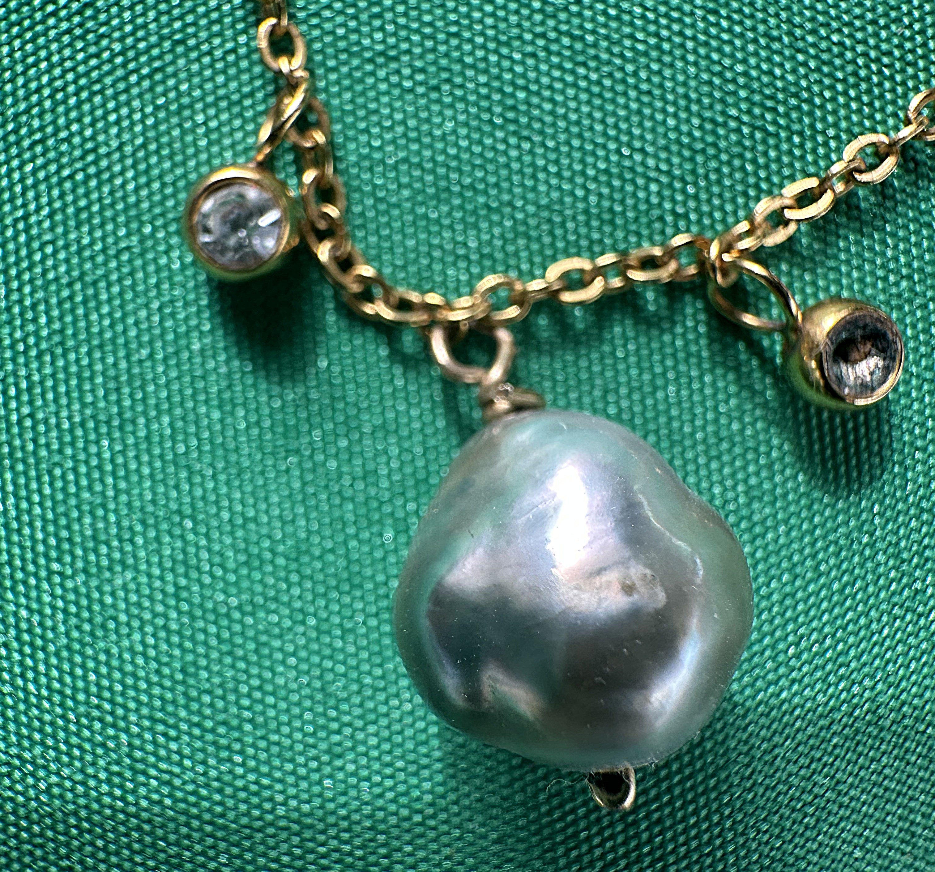 Collier doré avec perle