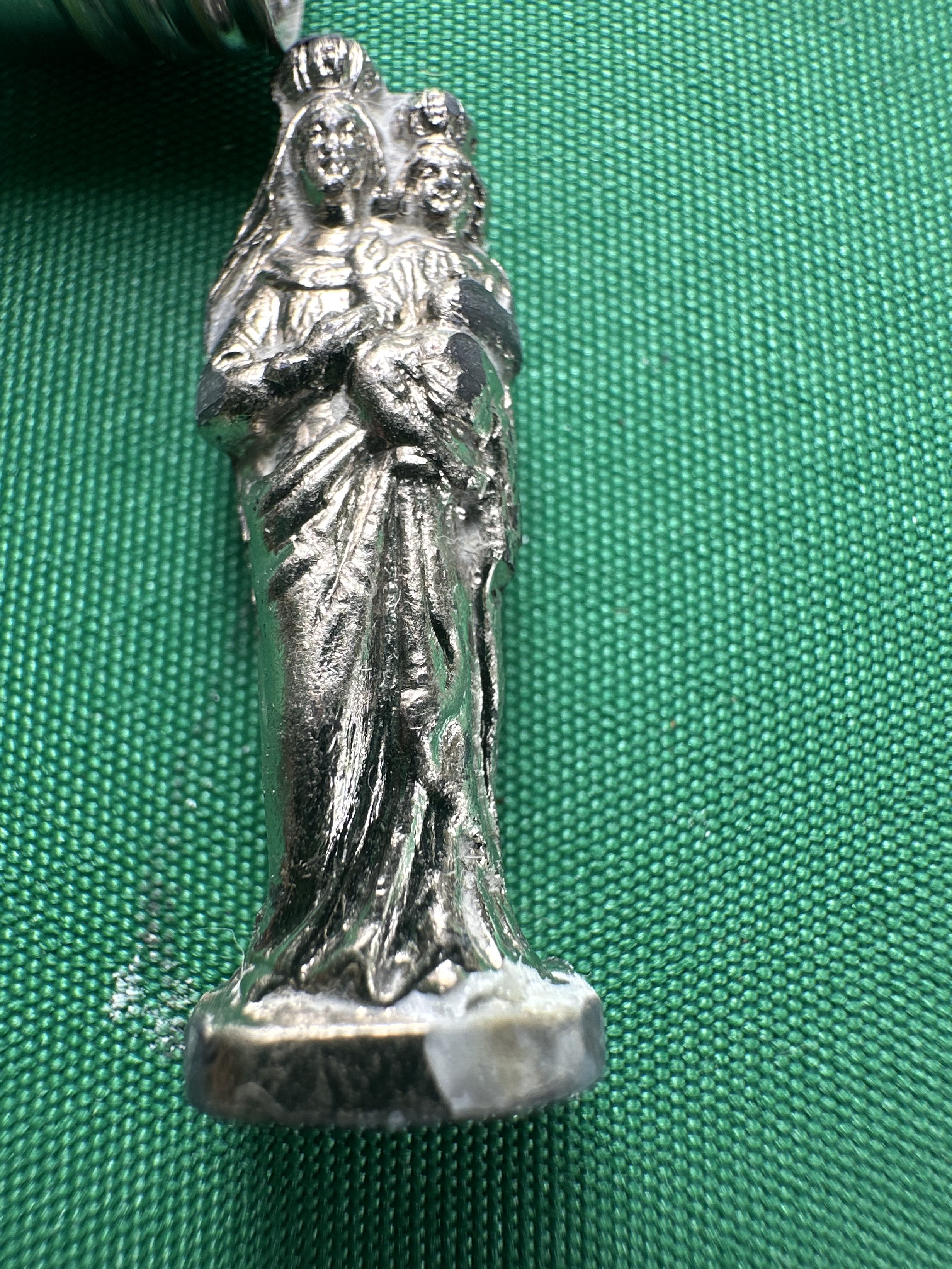 Capsule religieuse en métal