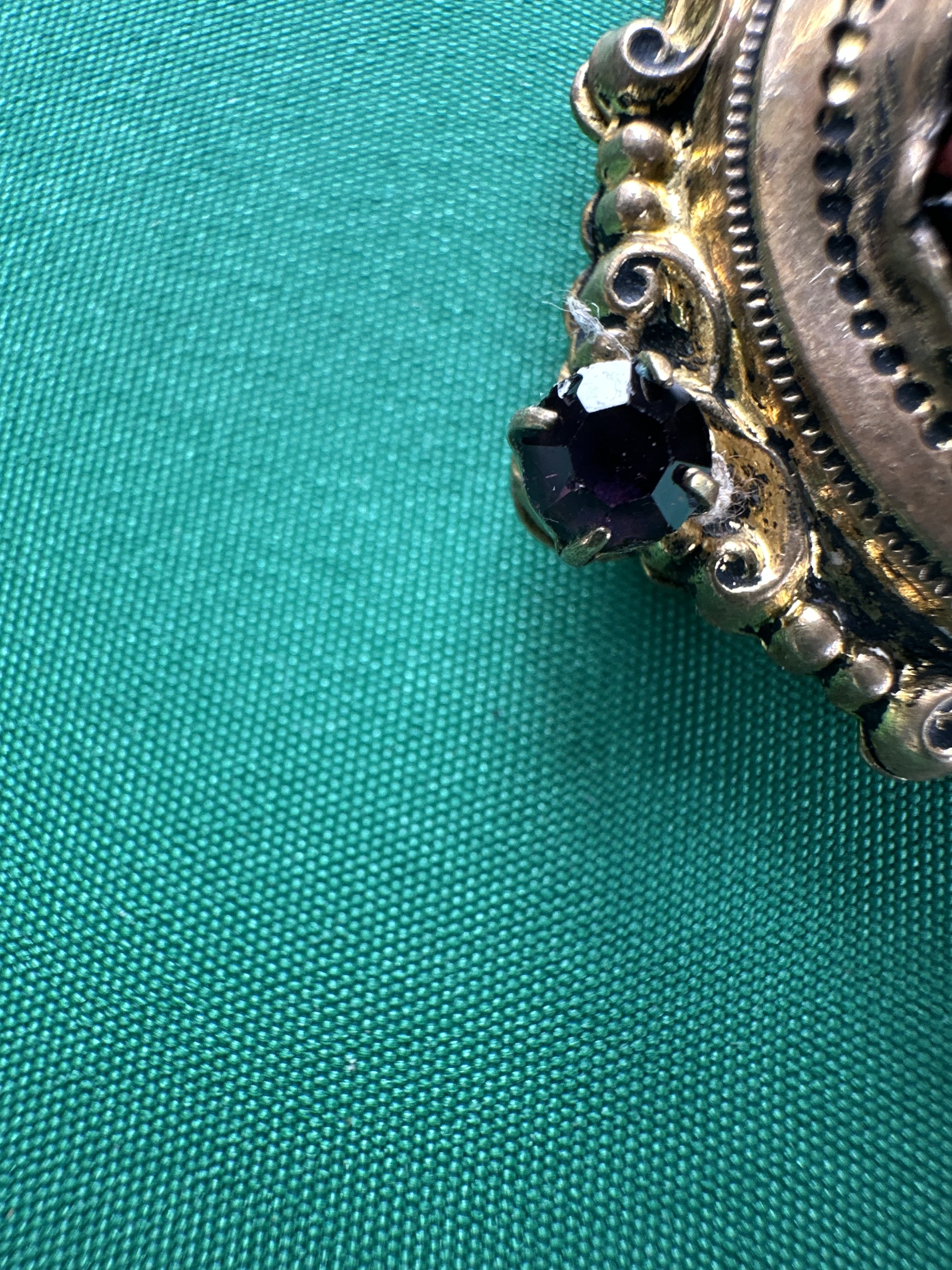 Broche vintage dorée avec pierres violettes