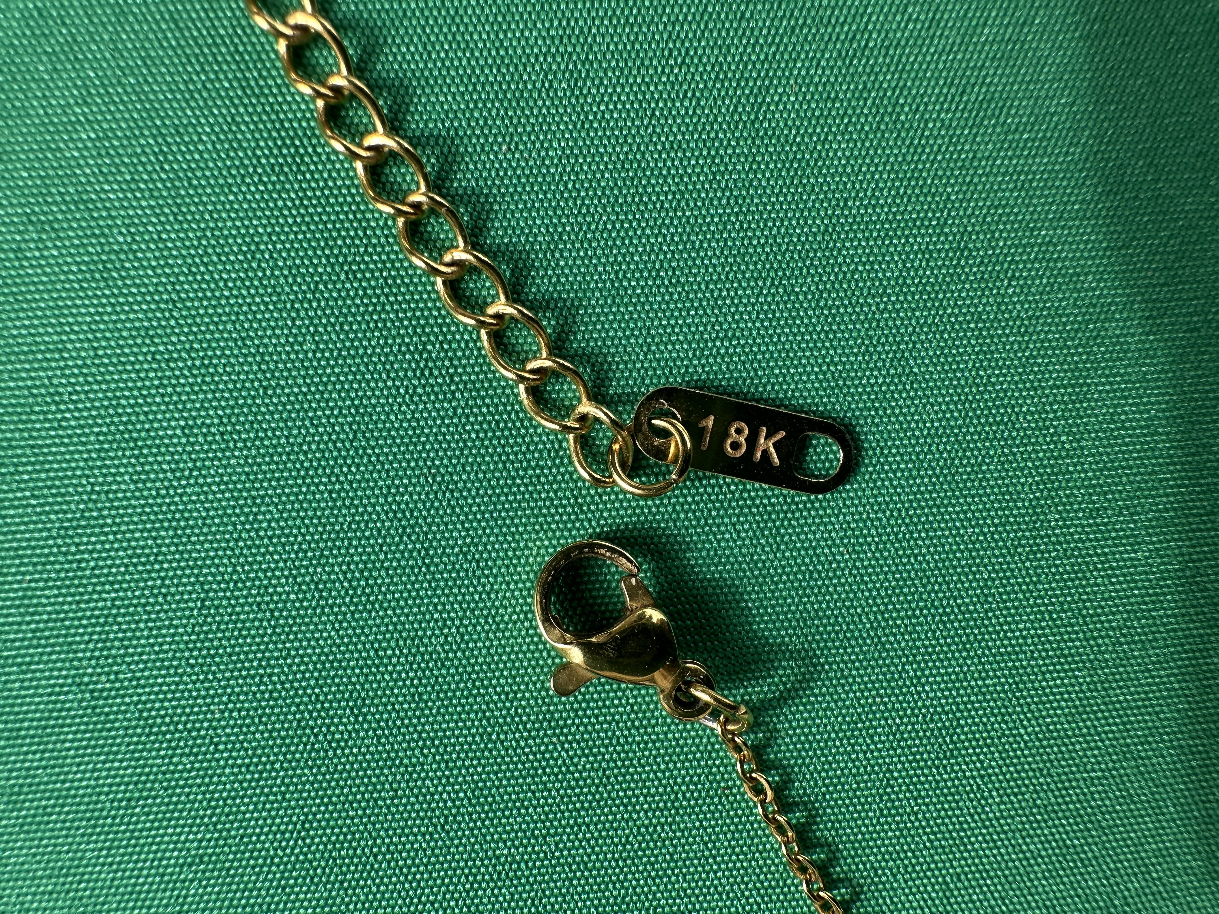 Collier doré avec perle