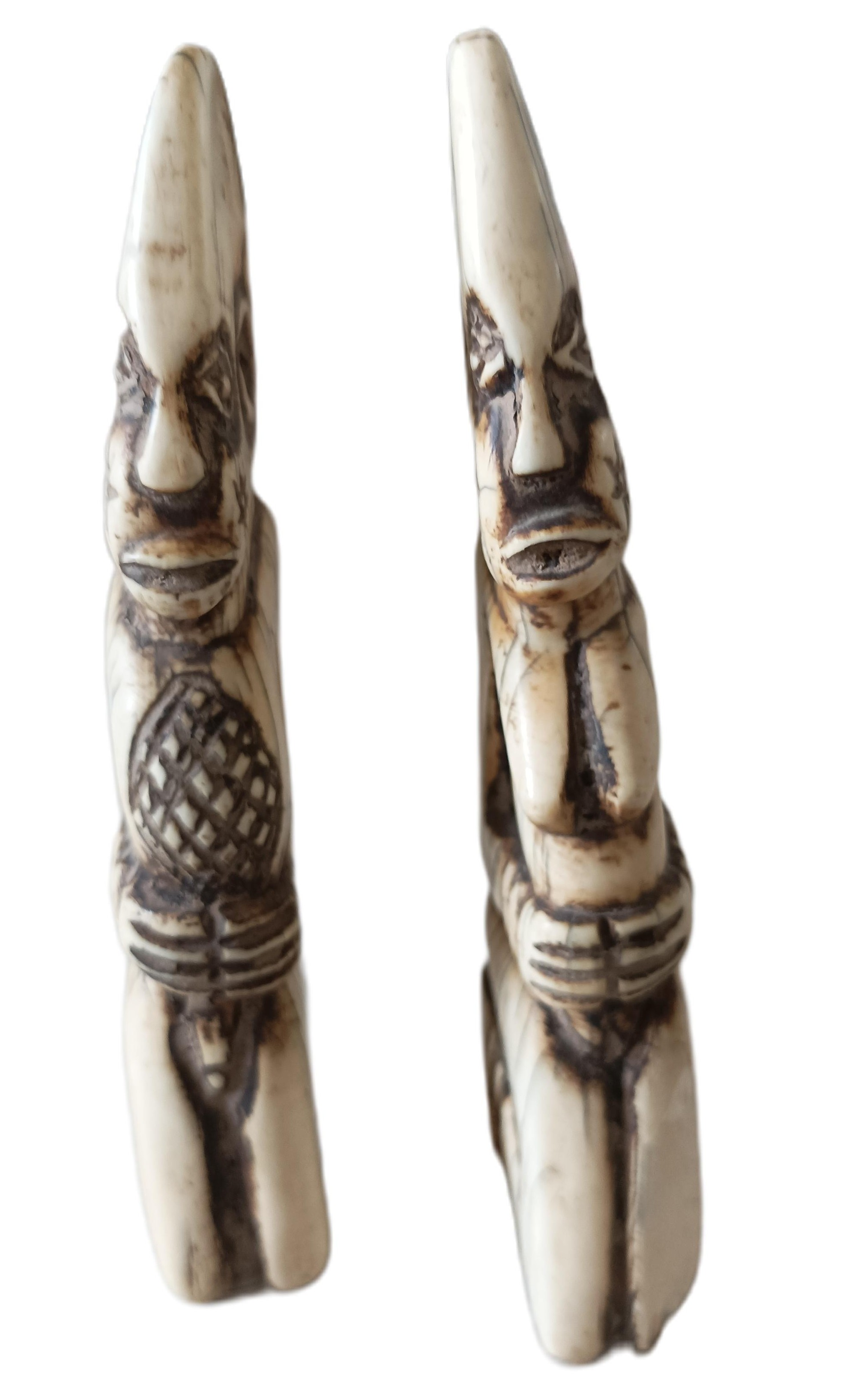 Figurines tribales en os sculpté