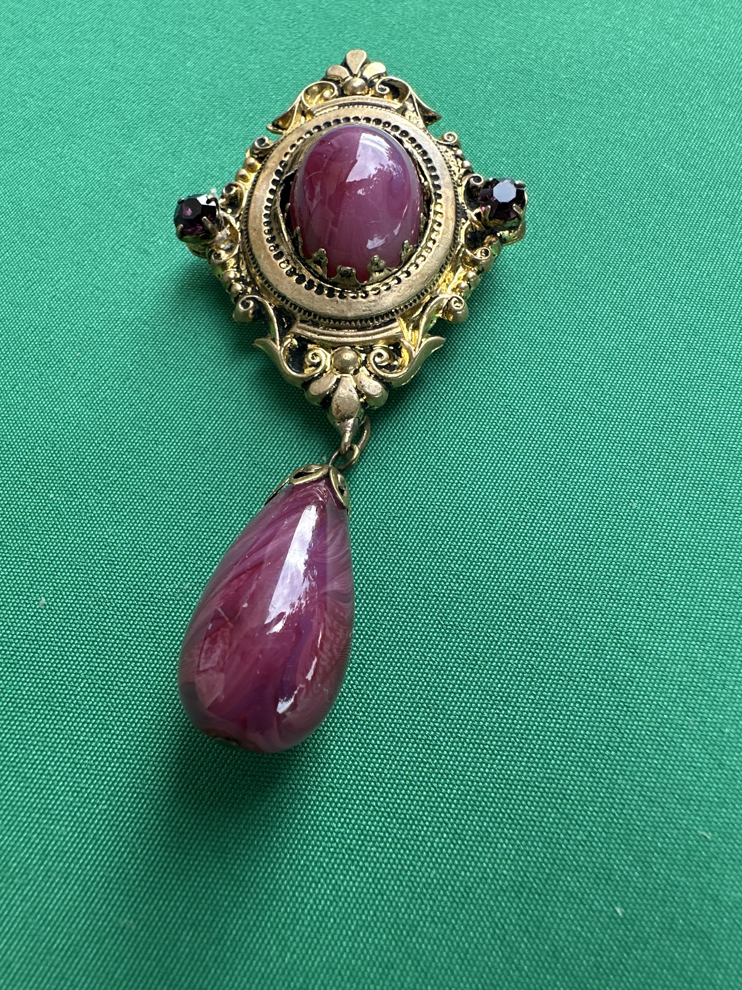 Broche vintage dorée avec pierres violettes