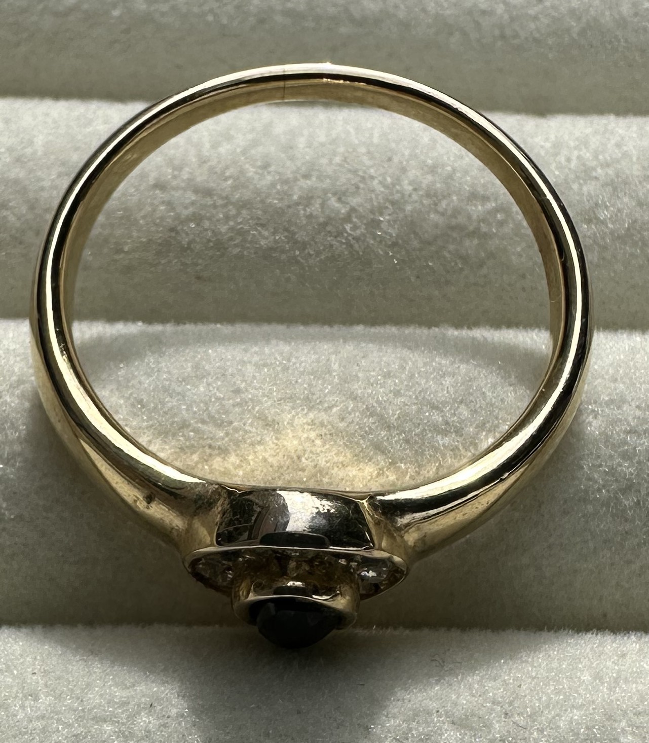 Bague en or avec pierre noire