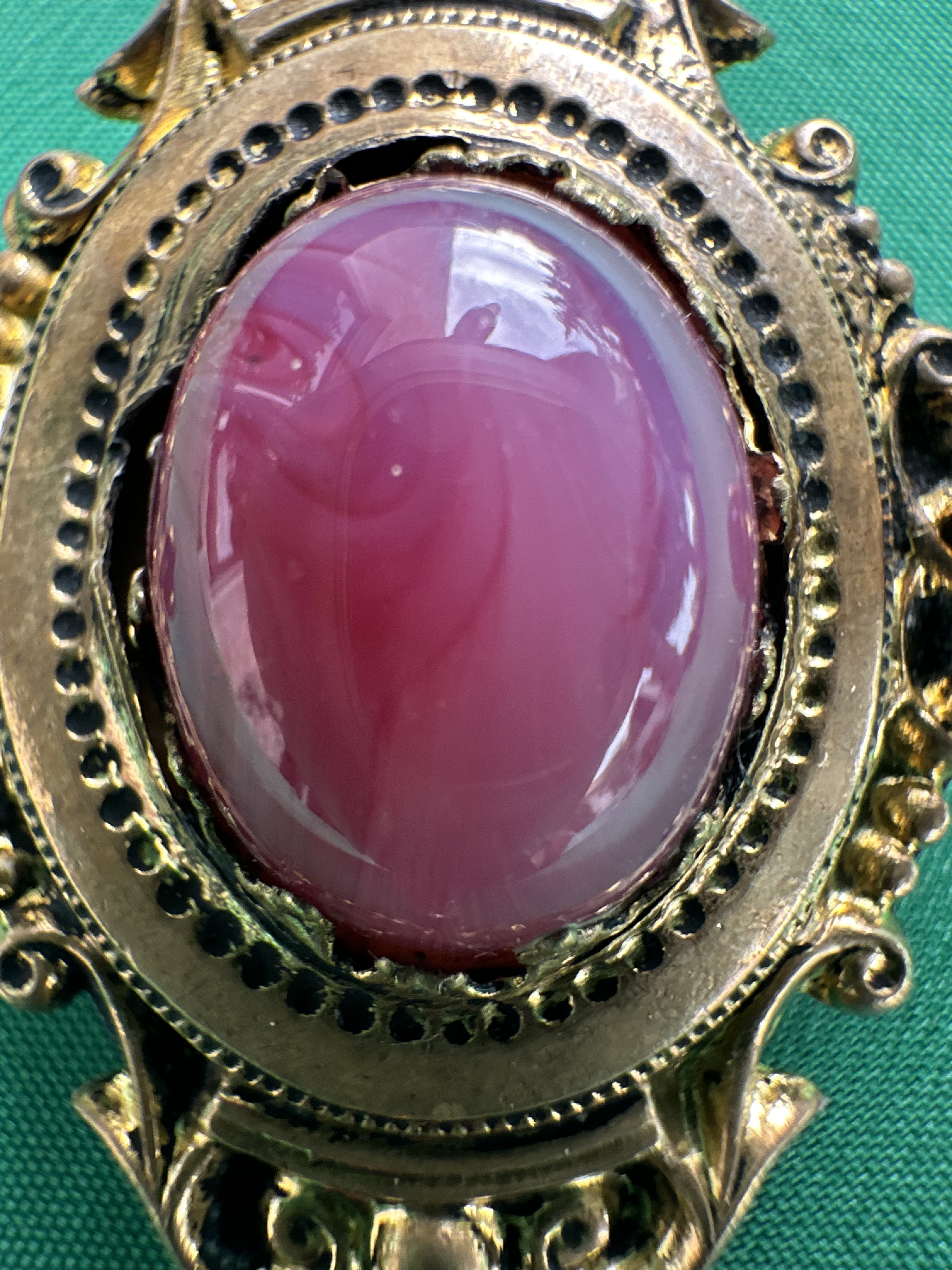 Broche vintage dorée avec pierres violettes