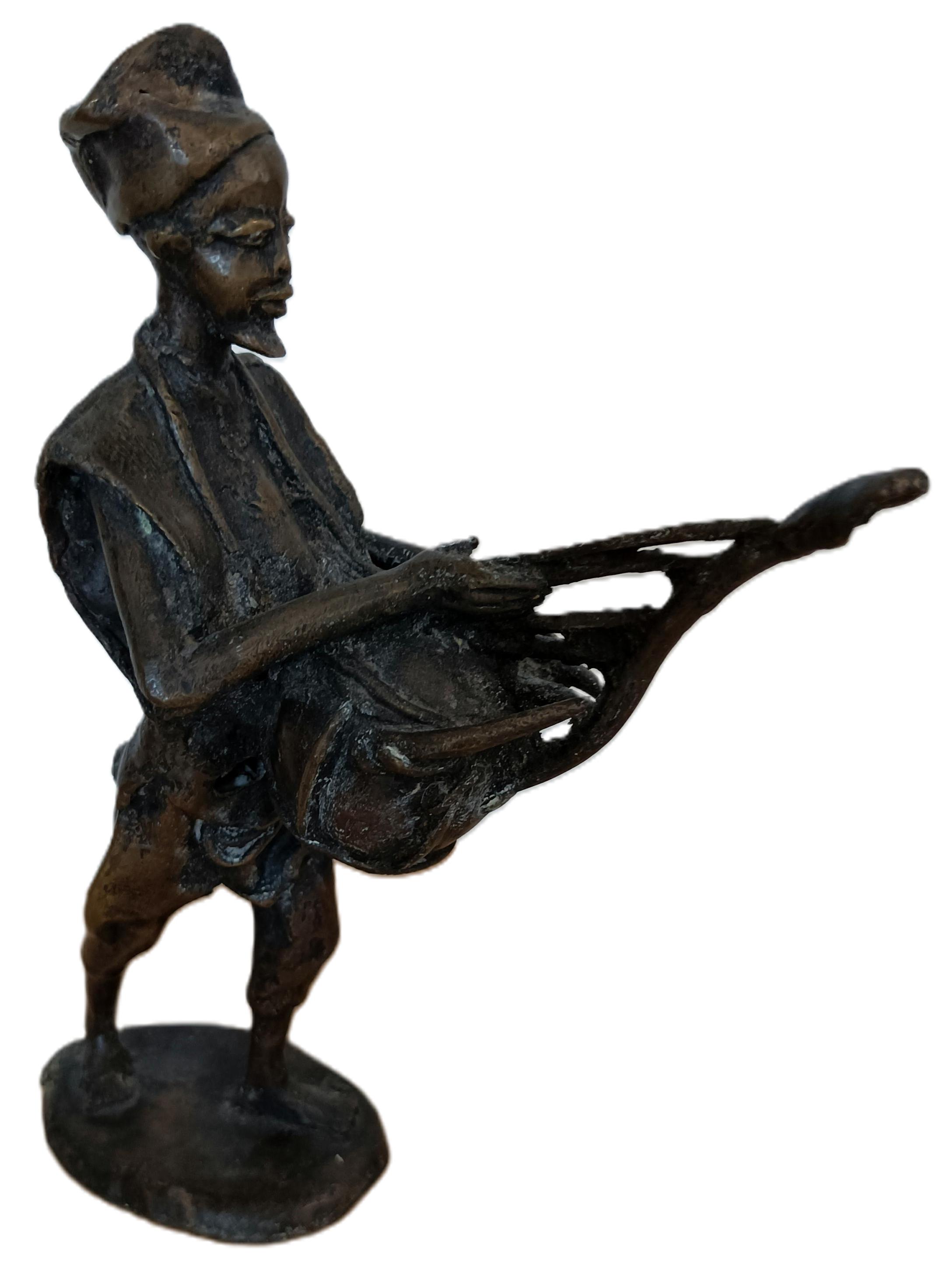 Statuette en bronze d'homme avec instrument