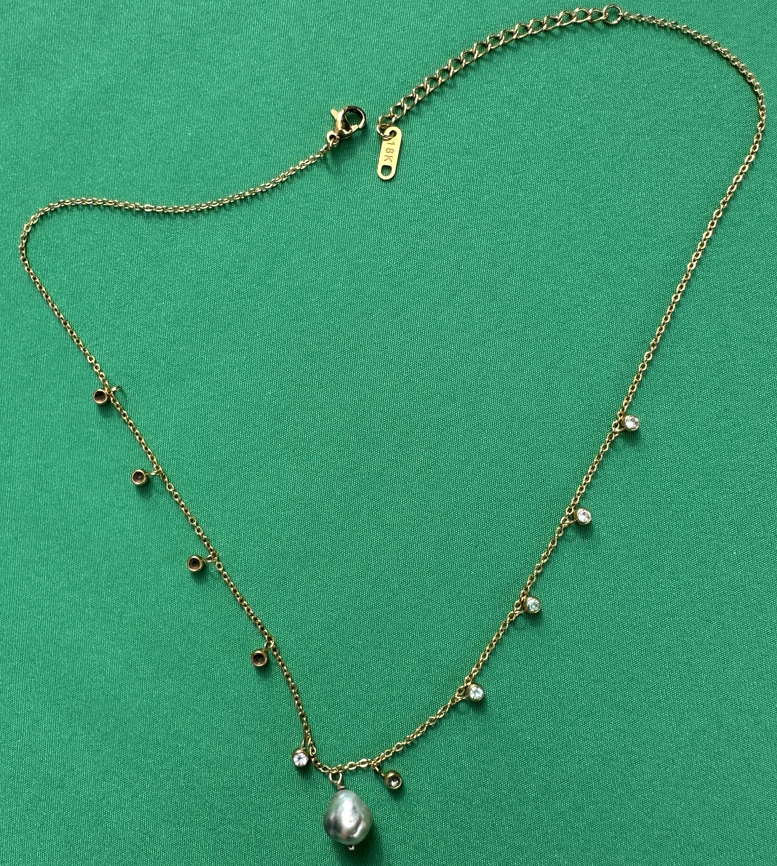 Collier doré avec perle