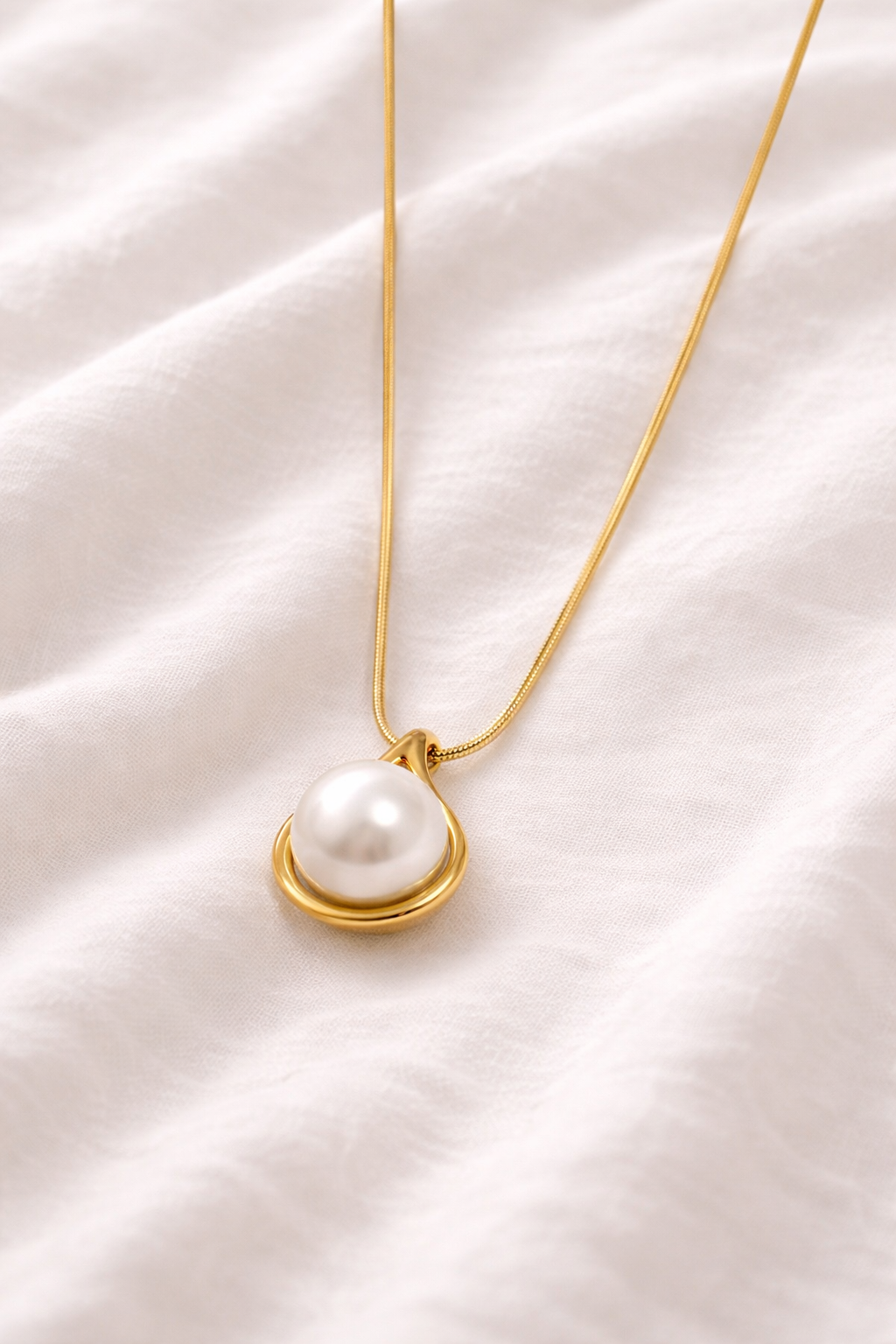 Elegant Pearl Pendant Necklace