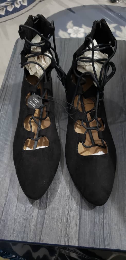 كعب نسائي أسود بحبال