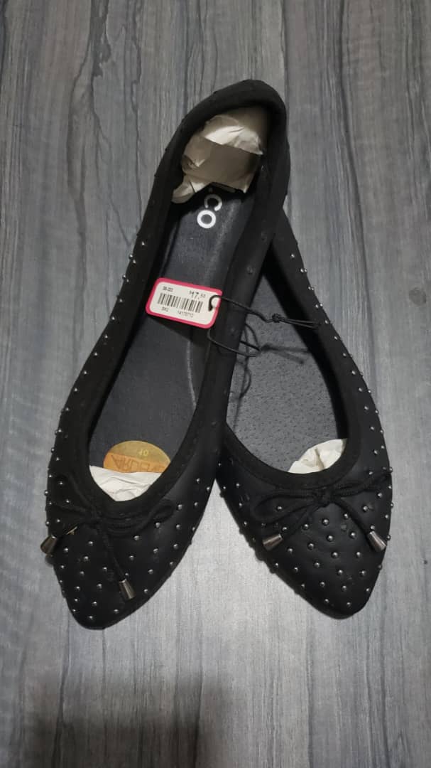 حذاء نسائي مسطح