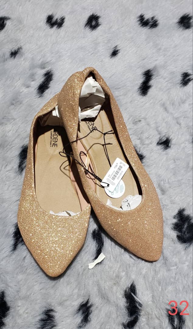 حذاء نسائي ذهبي