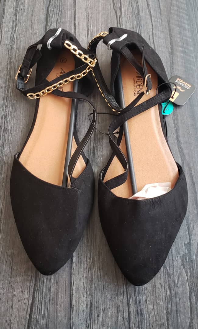 حذاء نسائي أسود بكعب مسطح