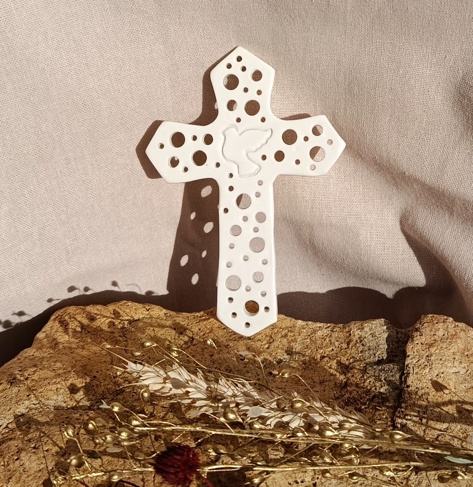 Croix décorative en porcelaine