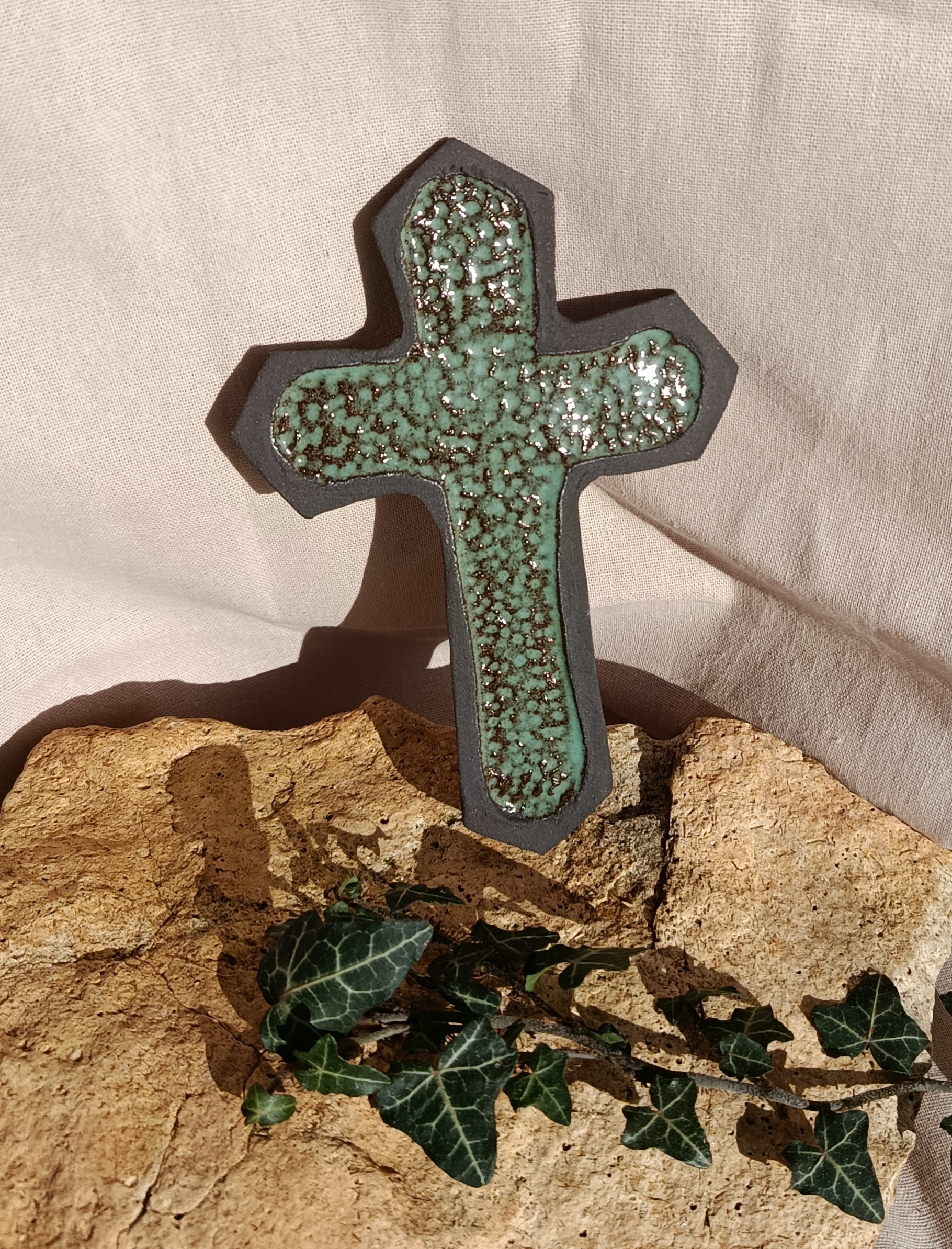 Croix décorative en grès noir