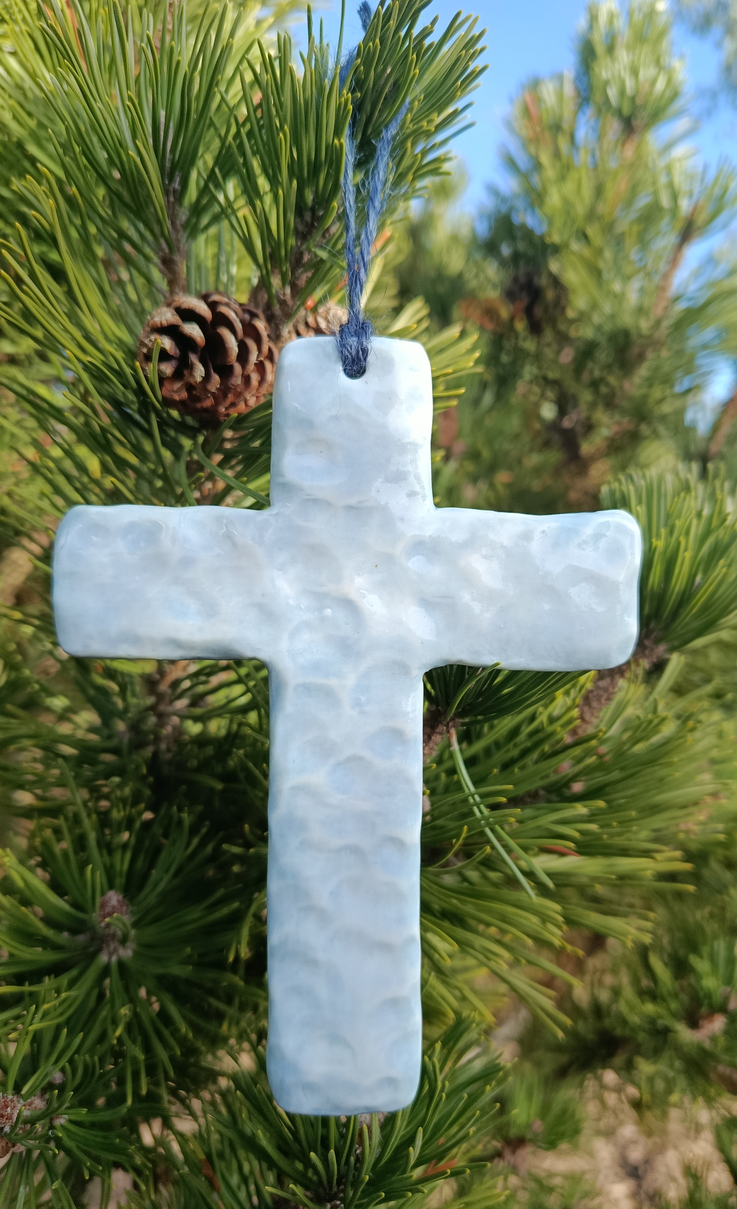 Croix modelée en porcelaine