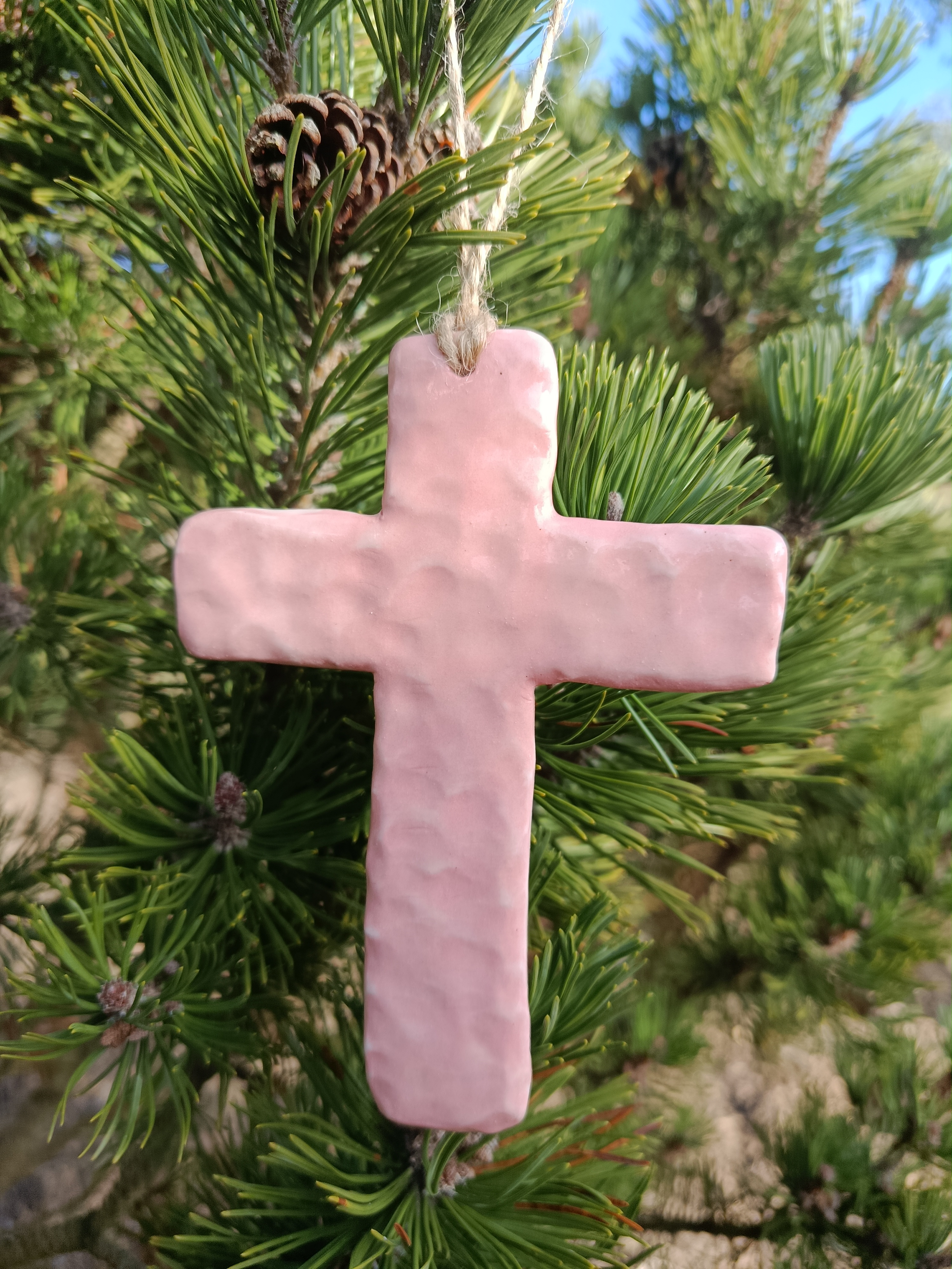 Croix modelée en porcelaine 