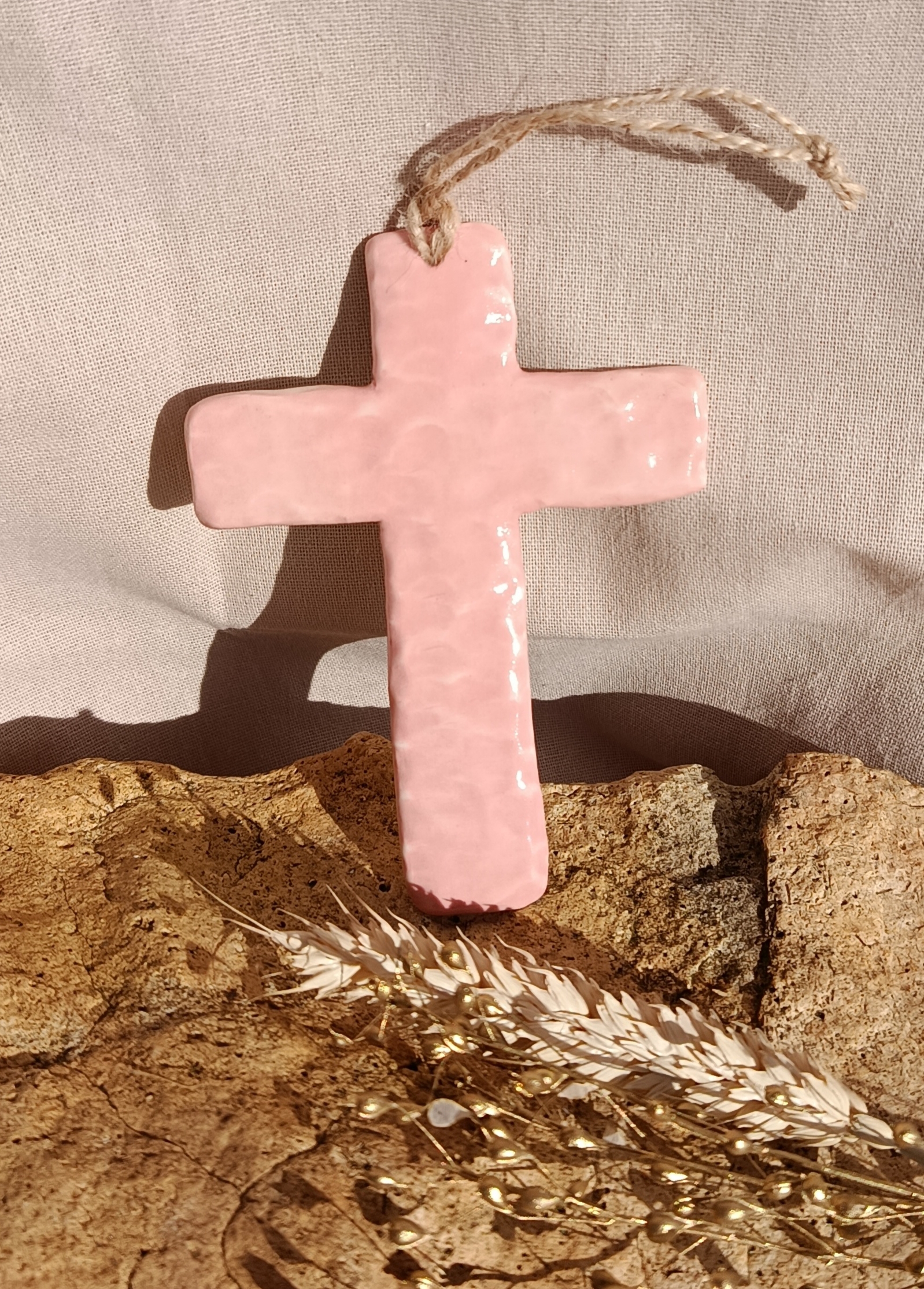 Croix modelée en porcelaine 