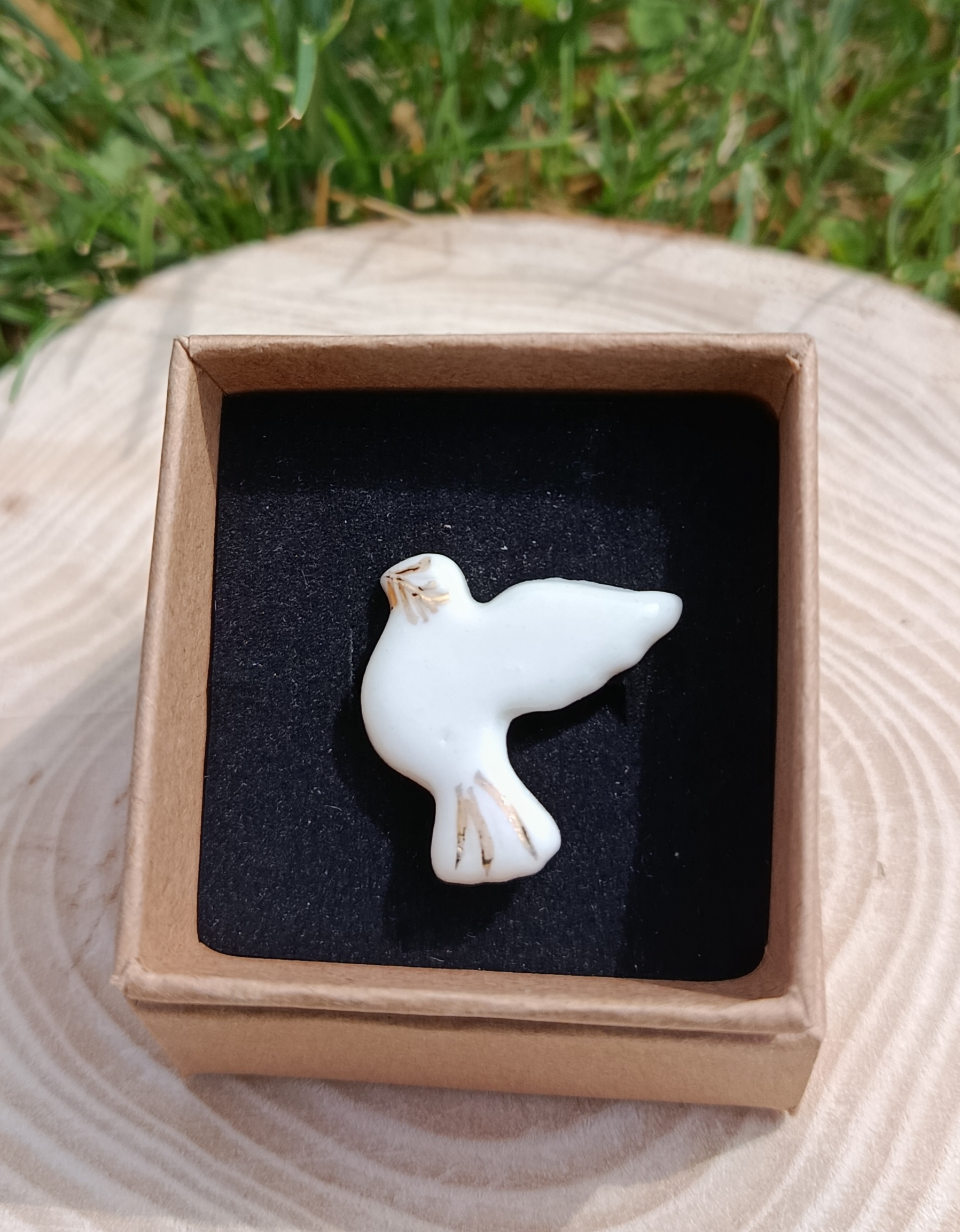Broche colombe dorée en porcelaine et or