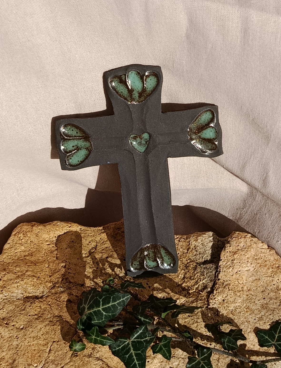 Croix en grès noir