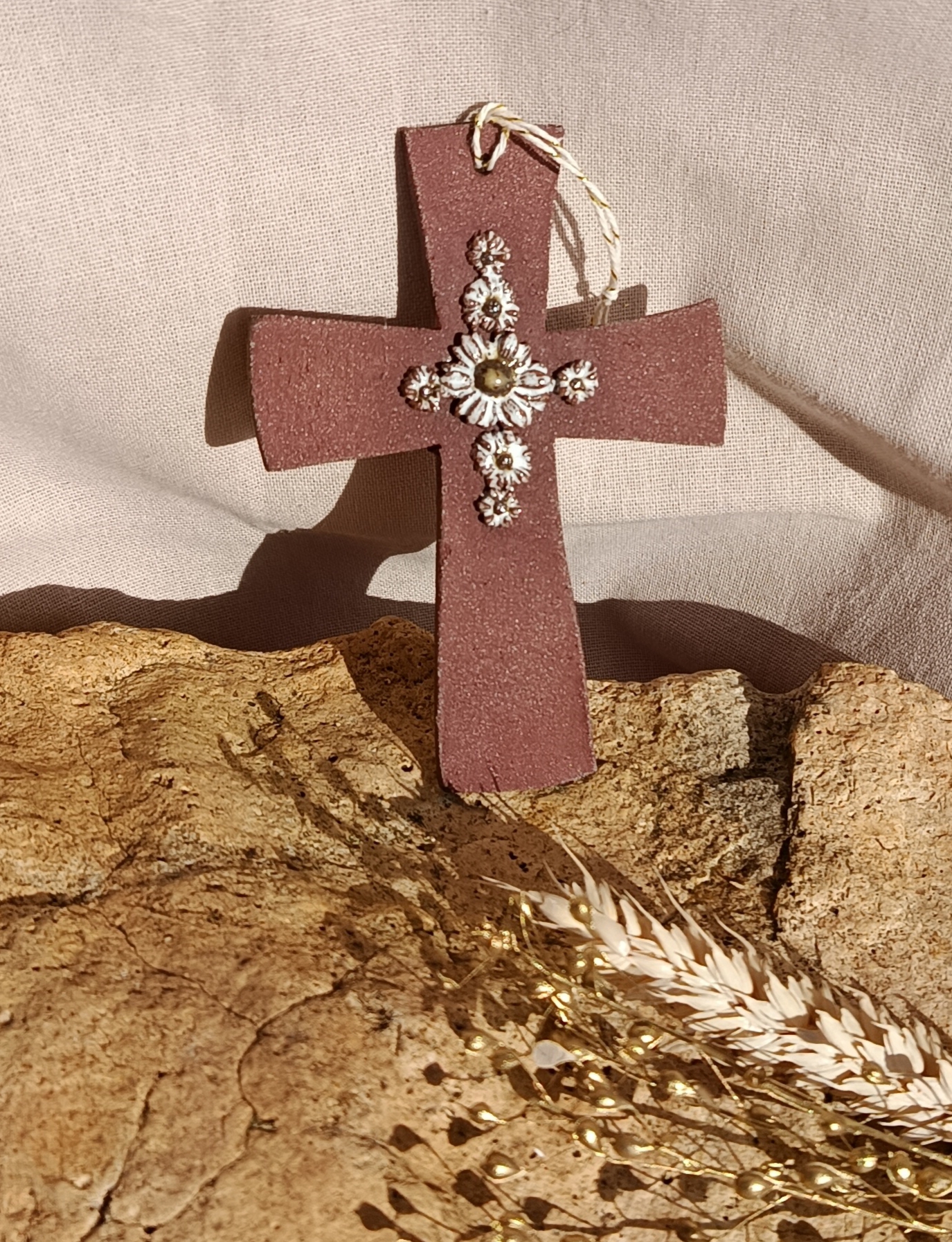 Croix décorative en grès rouge