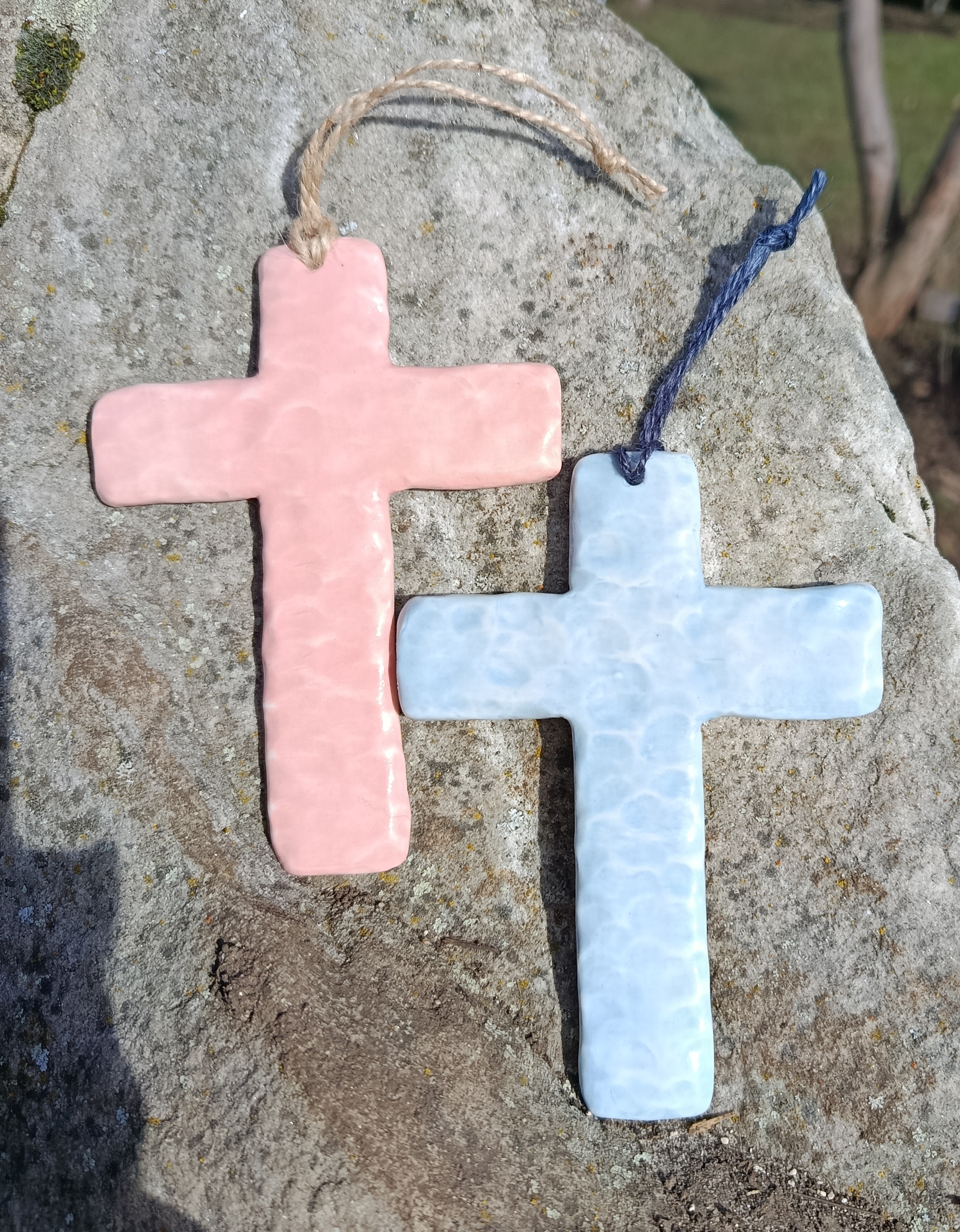 Croix modelée en porcelaine 